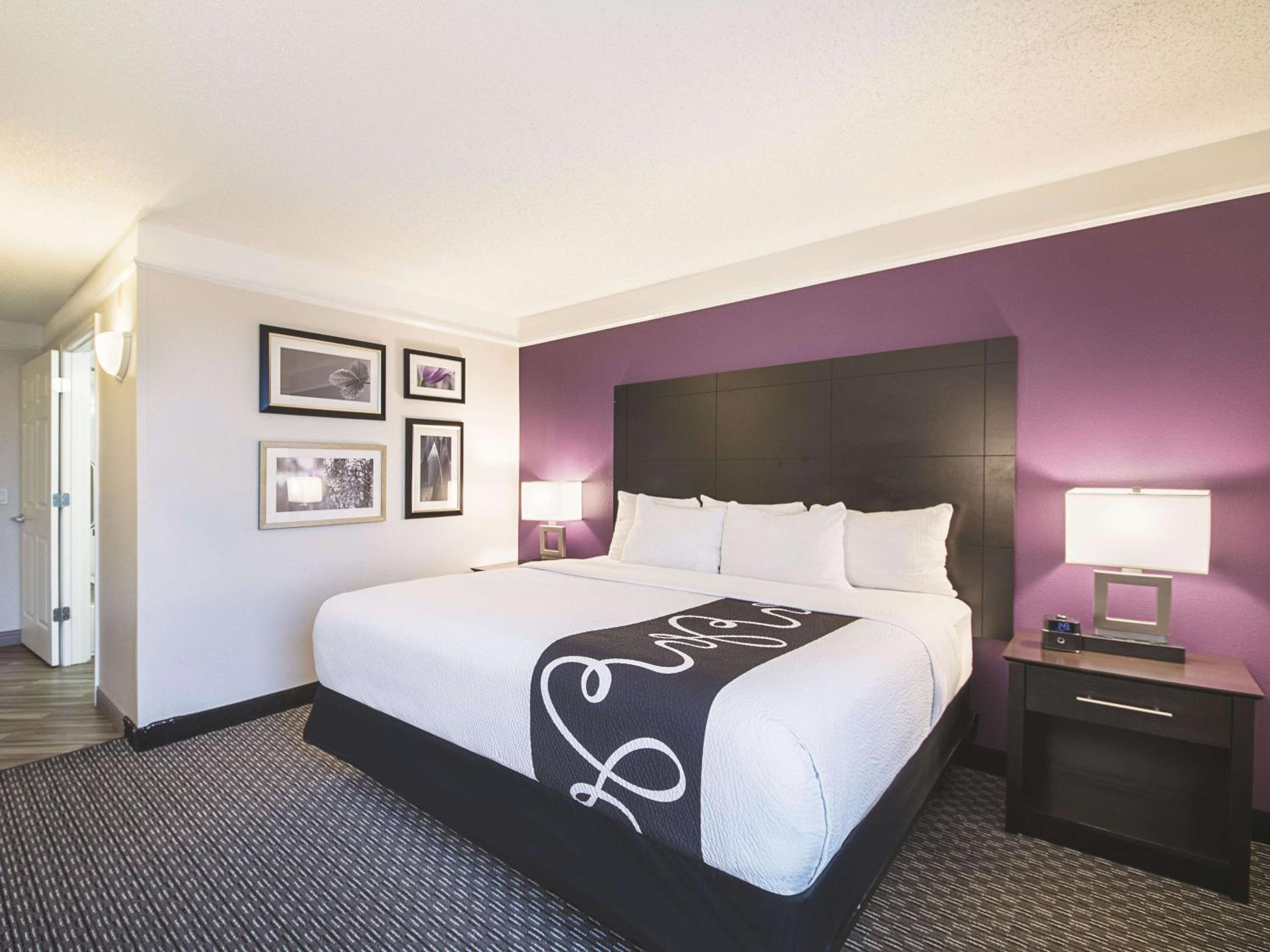 King Room with One King Bed and Bathtub - Non-Smoking - Photo 2