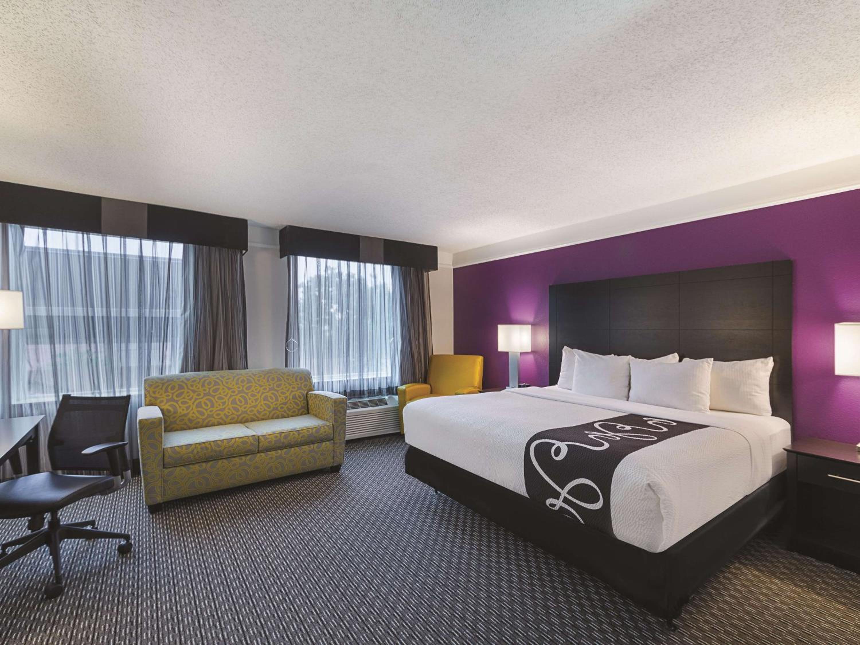 King Room with Sofa Bed - Photo 8