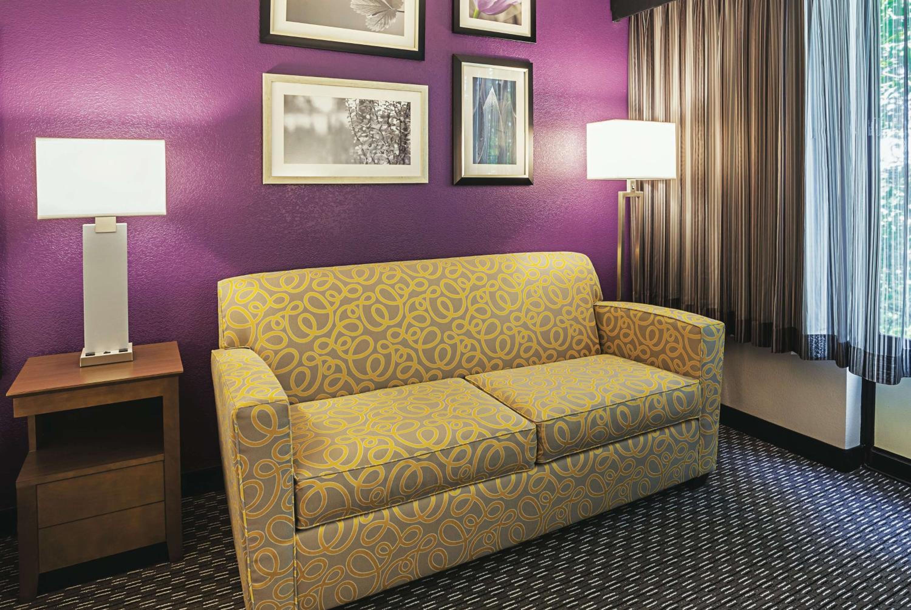 Deluxe King Room - Non-Smoking - Photo 7
