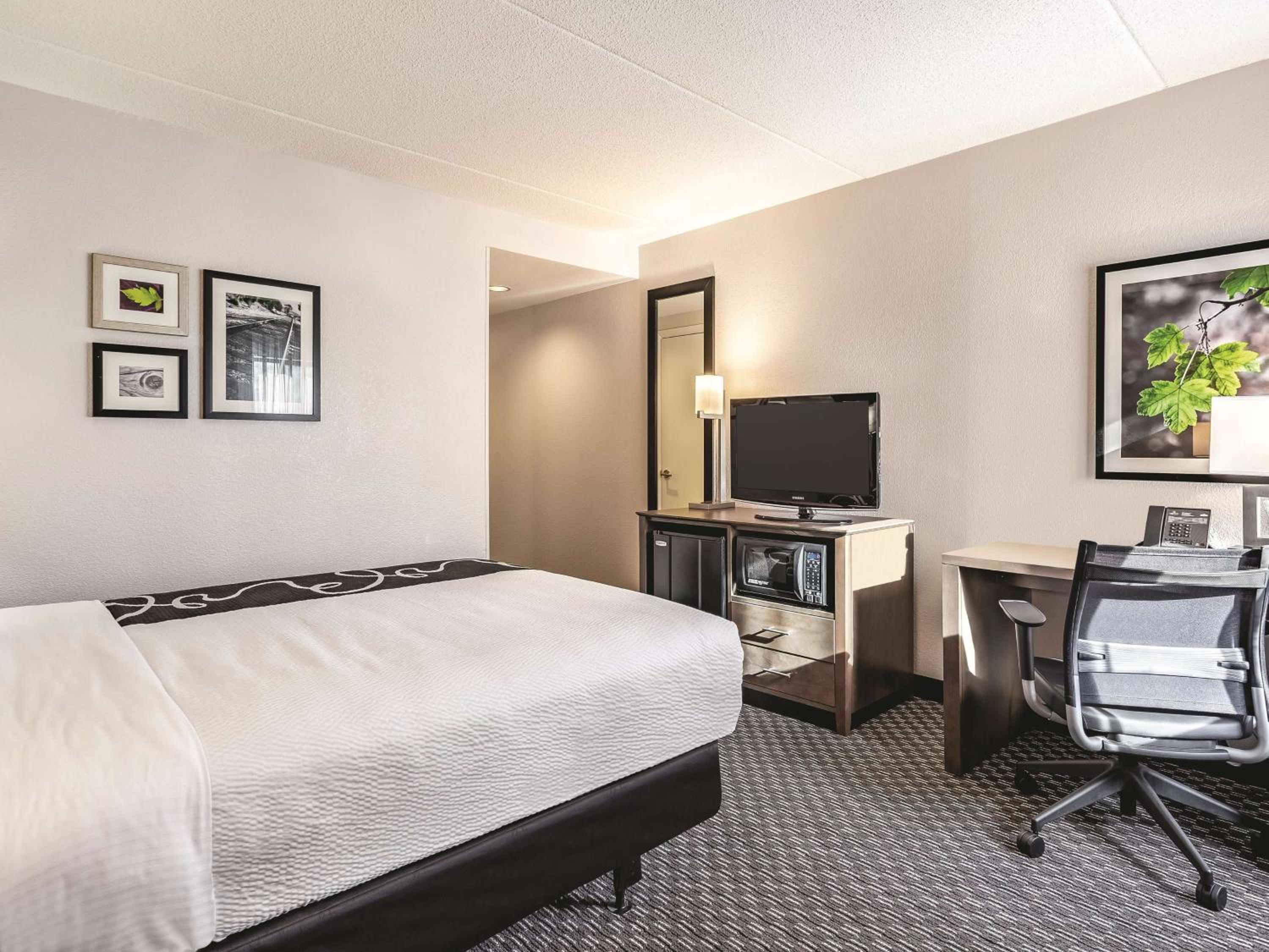 Queen Room - Disability Access - Photo 7
