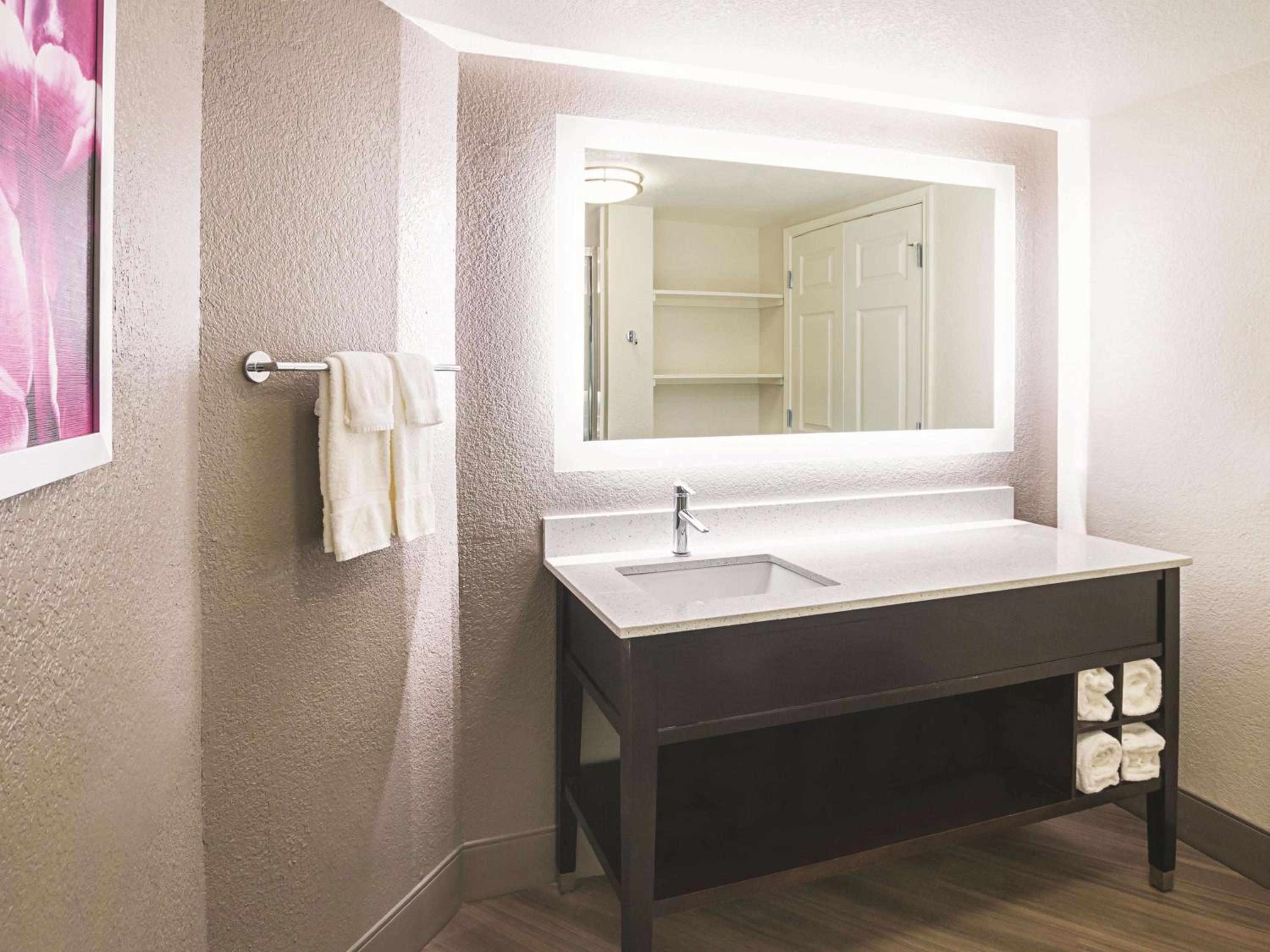 Junior King Suite - Non-Smoking - Photo 3
