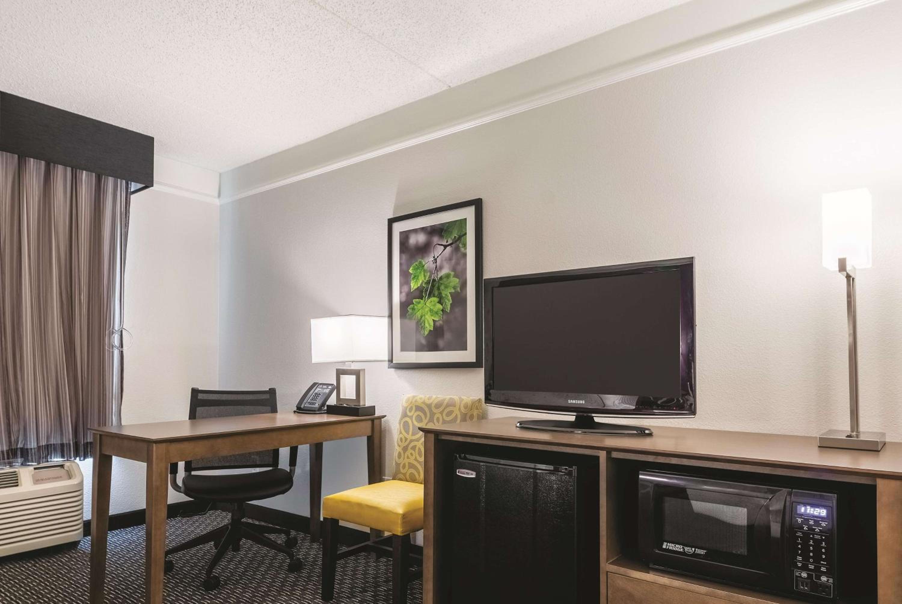 Doube Room with Two Double Beds and Roll-In Shower - Mobility/Hearing Accessible - Non-Smoking - Photo 3