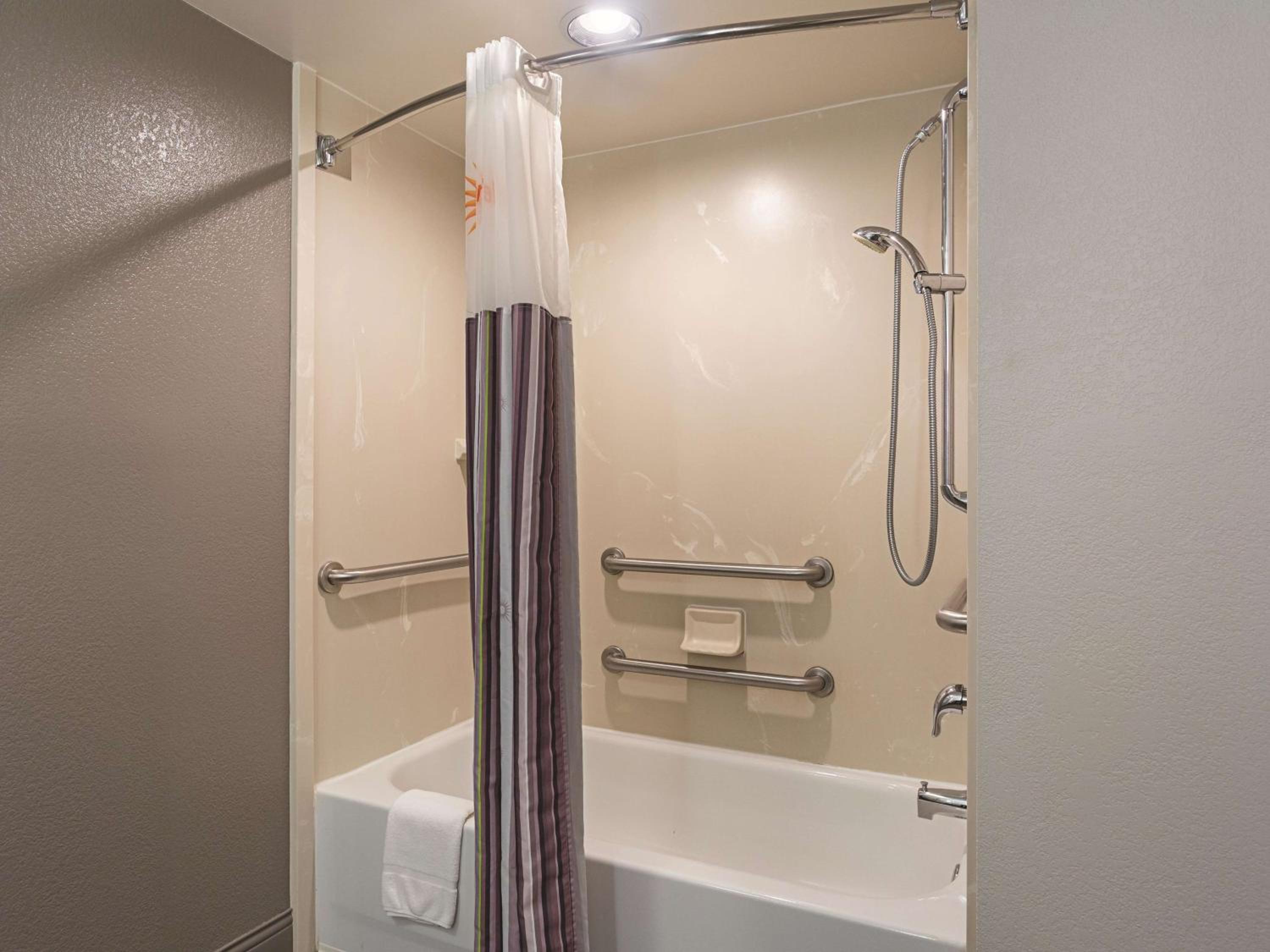 Queen Room - Mobility Accessible/Non-Smoking - Photo 2