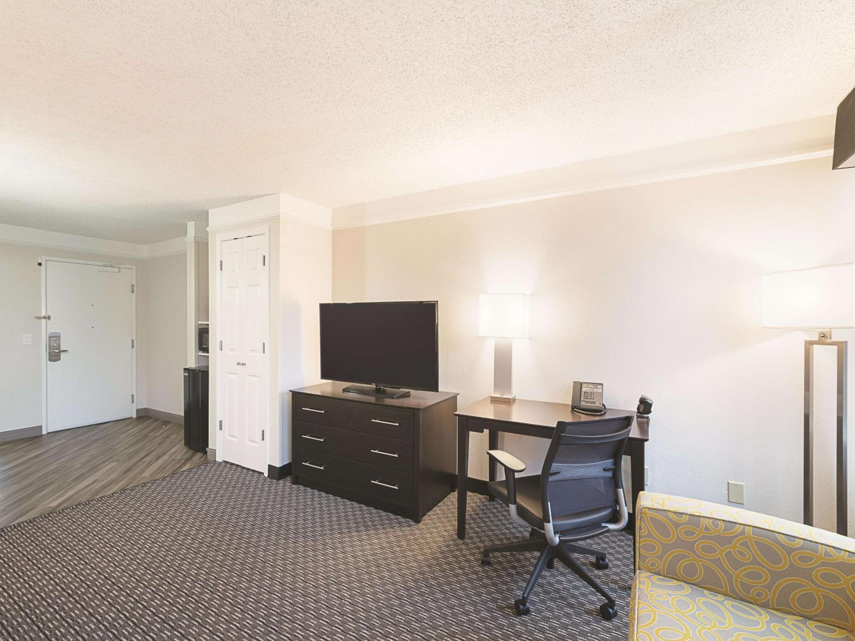 King Room with Sofa Bed - Photo 9