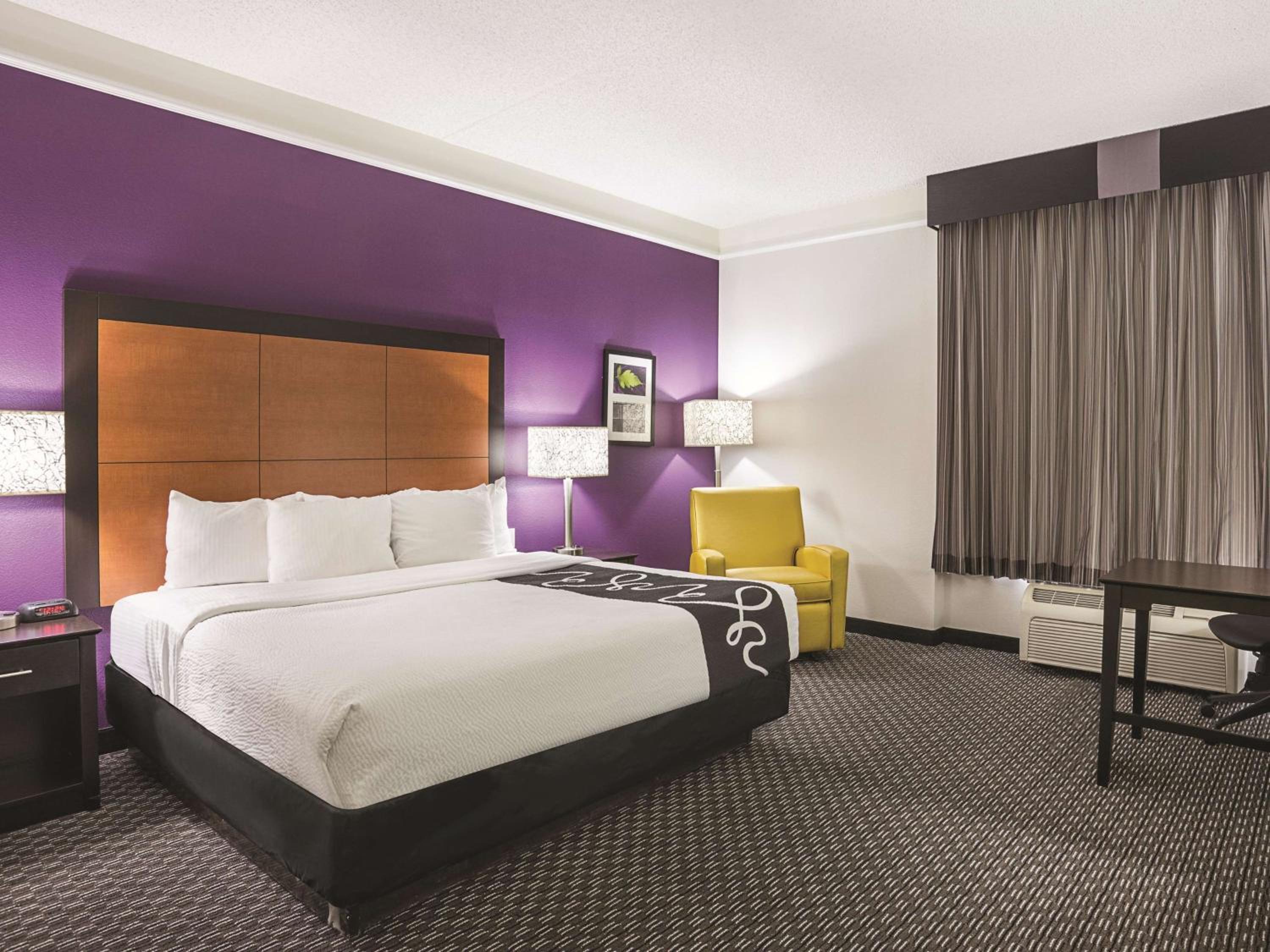 Deluxe King Room - Photo 3