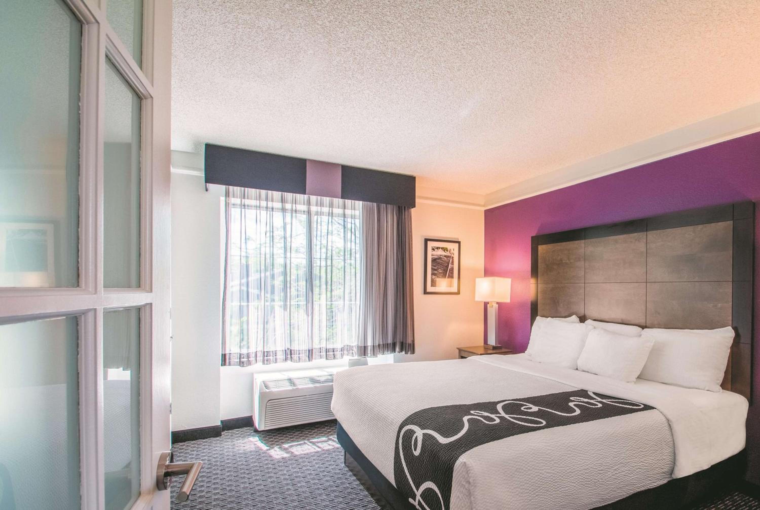 One-Bedroom King Suite - Non-Smoking - Photo 2