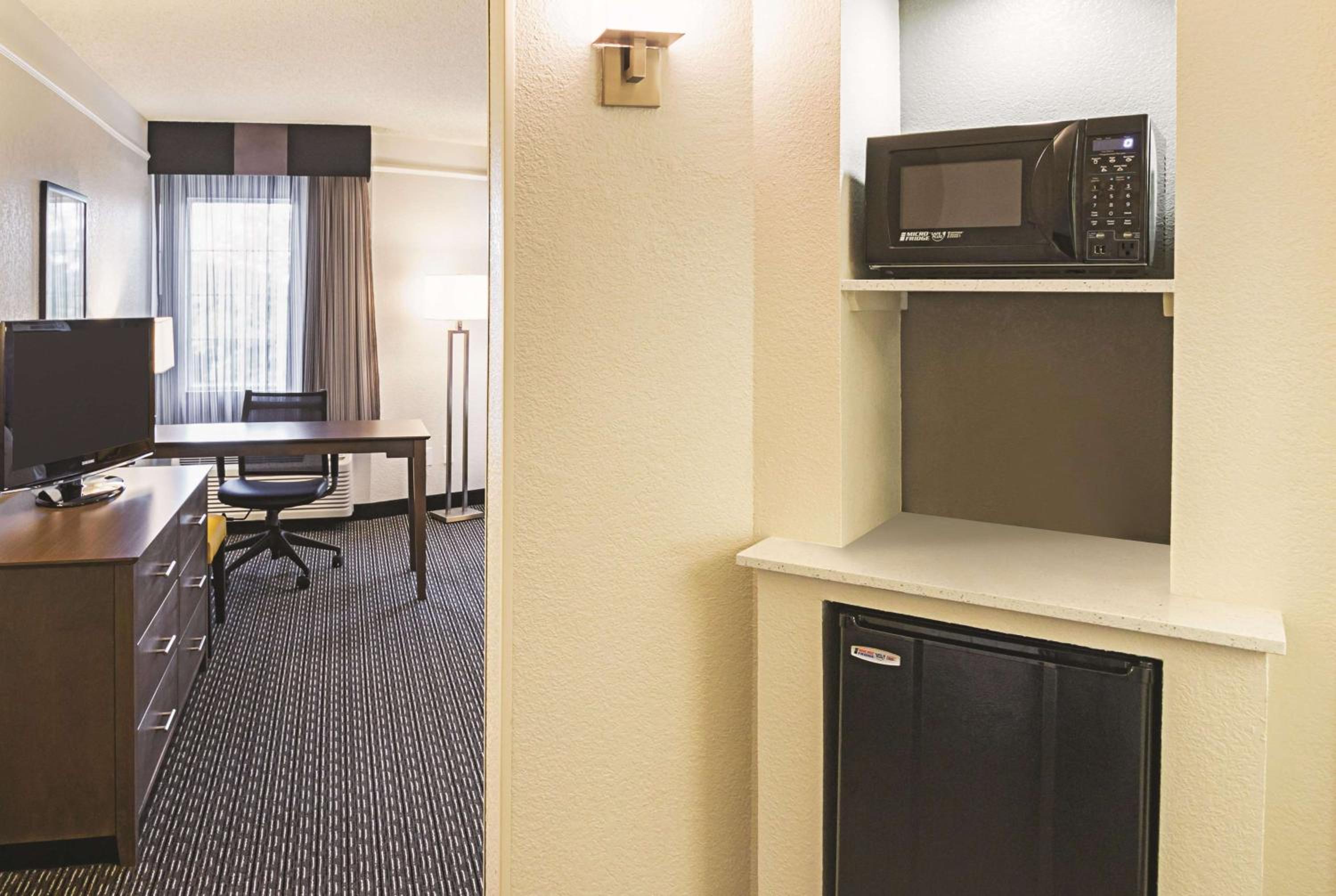 Deluxe King Room - Photo 3