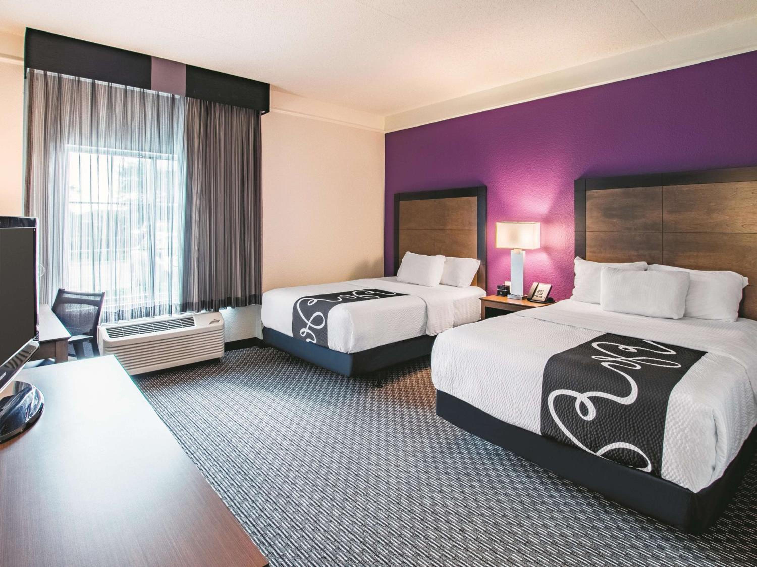 Double Room with Two Double Beds and Bath Tub - Mobility/Hearing Accessible - Non-Smoking - Photo 4
