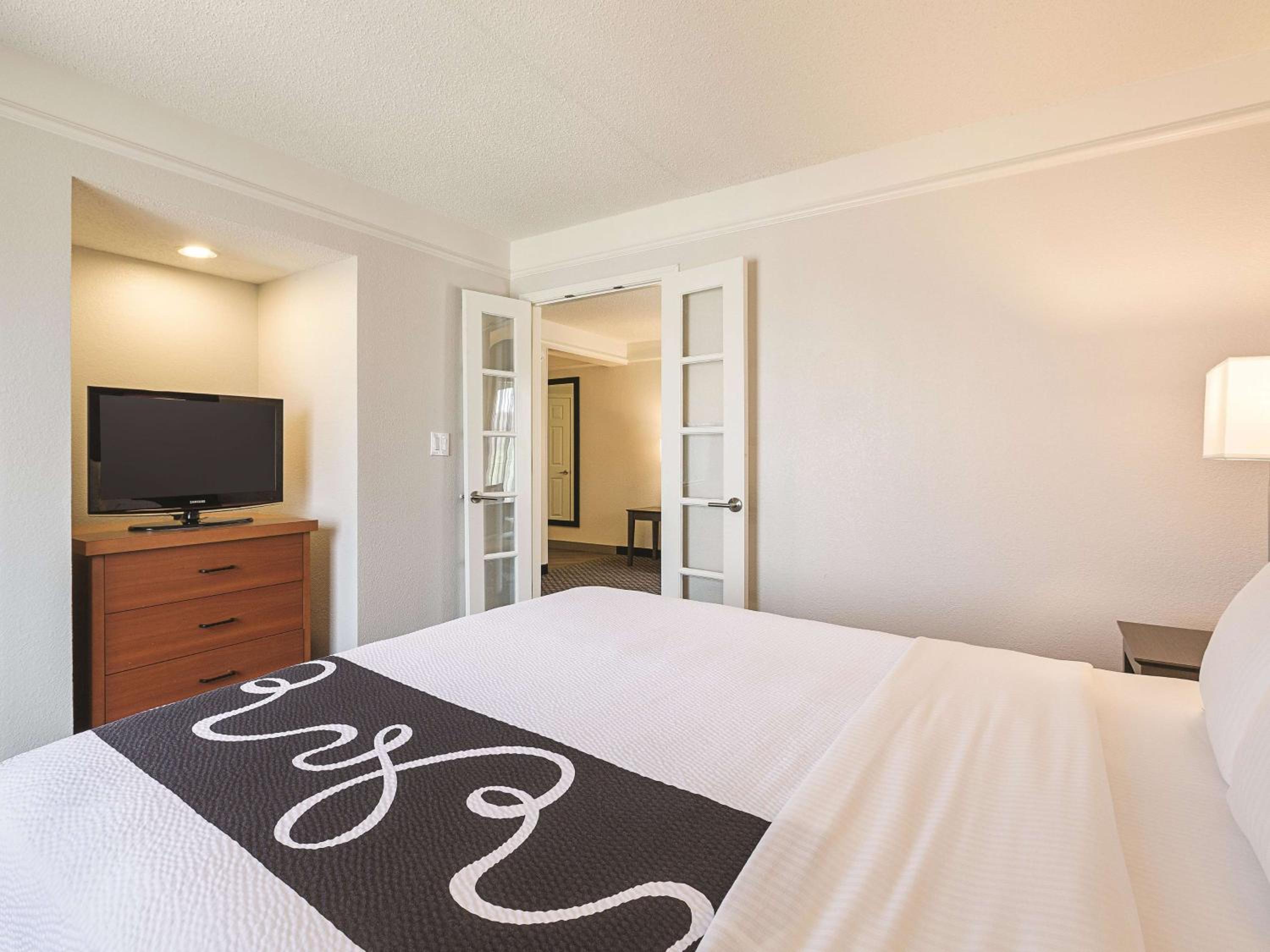 King Suite - Non-Smoking - Photo 3