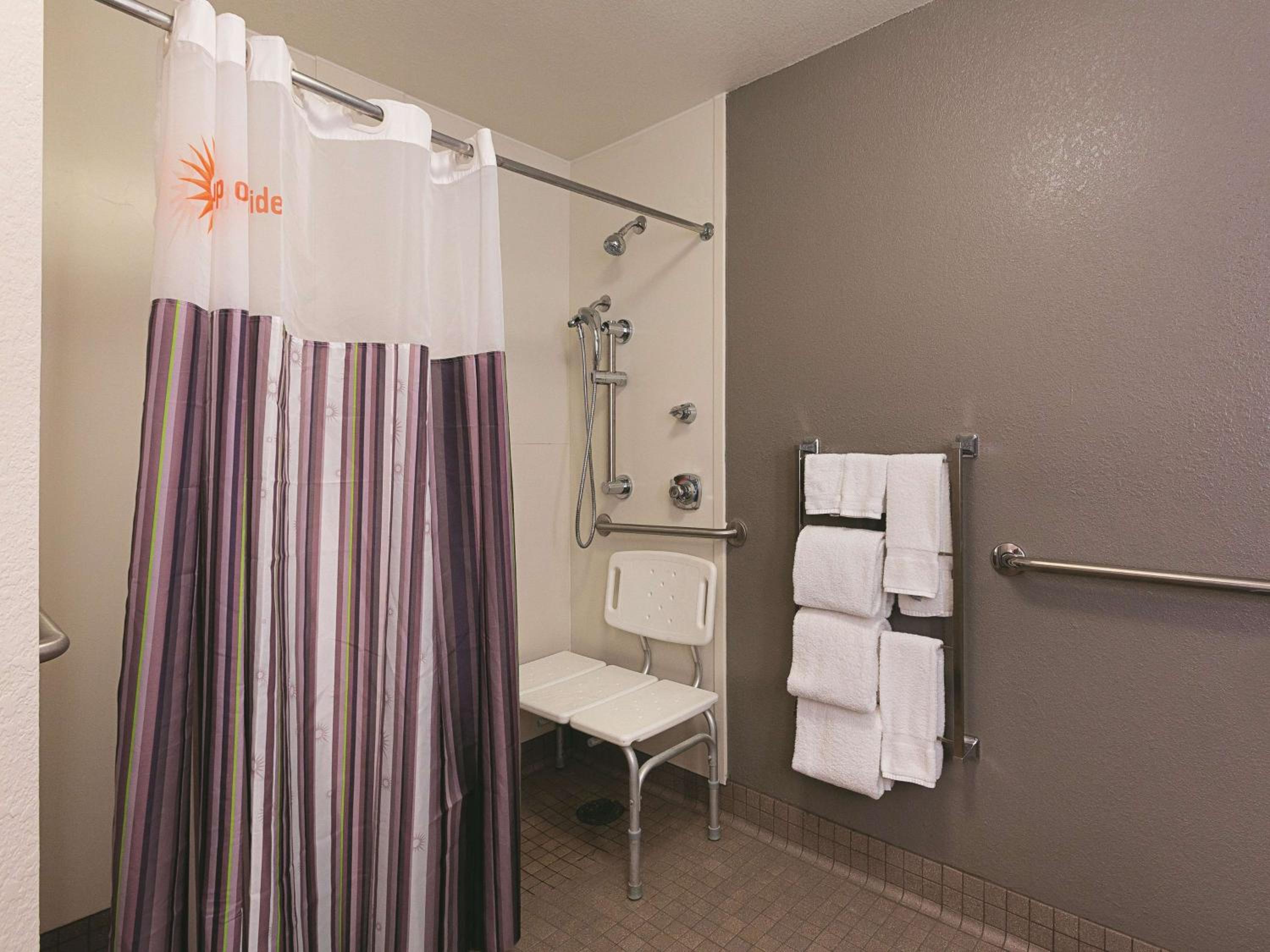Double Room with Two Double Beds and Bath Tub - Mobility Accessible/Non-Smoking - Photo 2