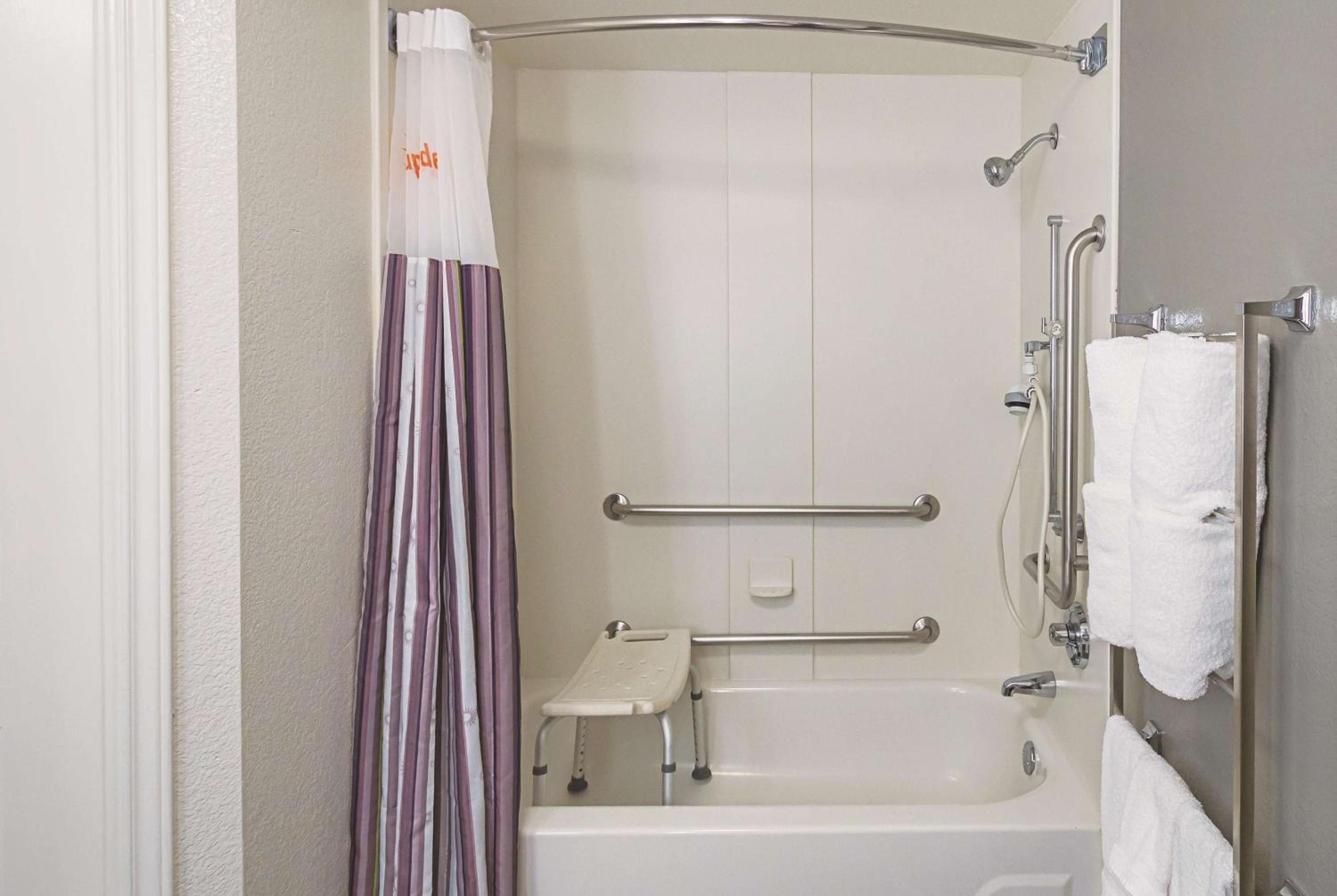 King Room with Bath Tub - Mobility Accessible/Non-Smoking - Photo 3