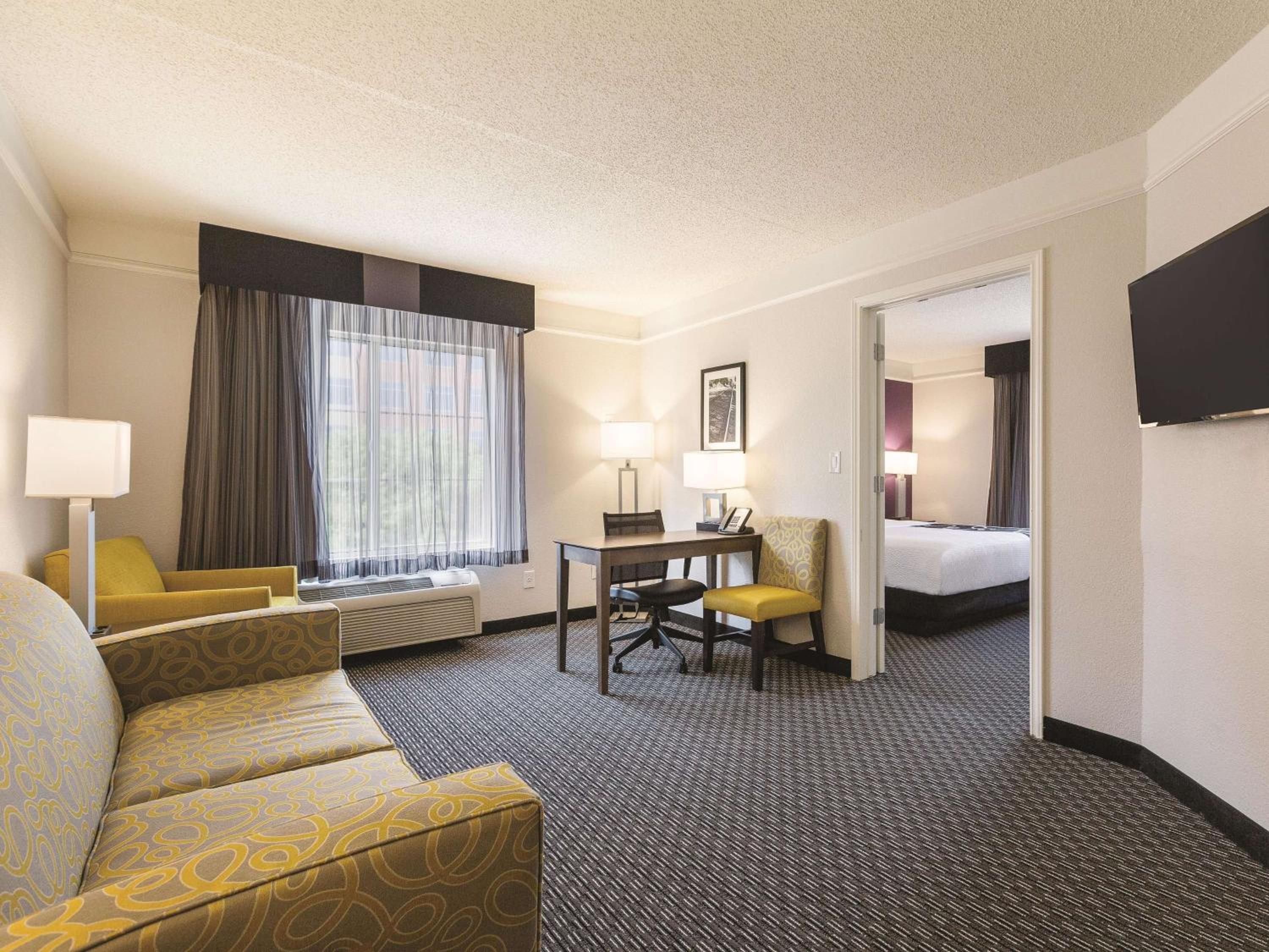 King Suite - Non-Smoking - Photo 2