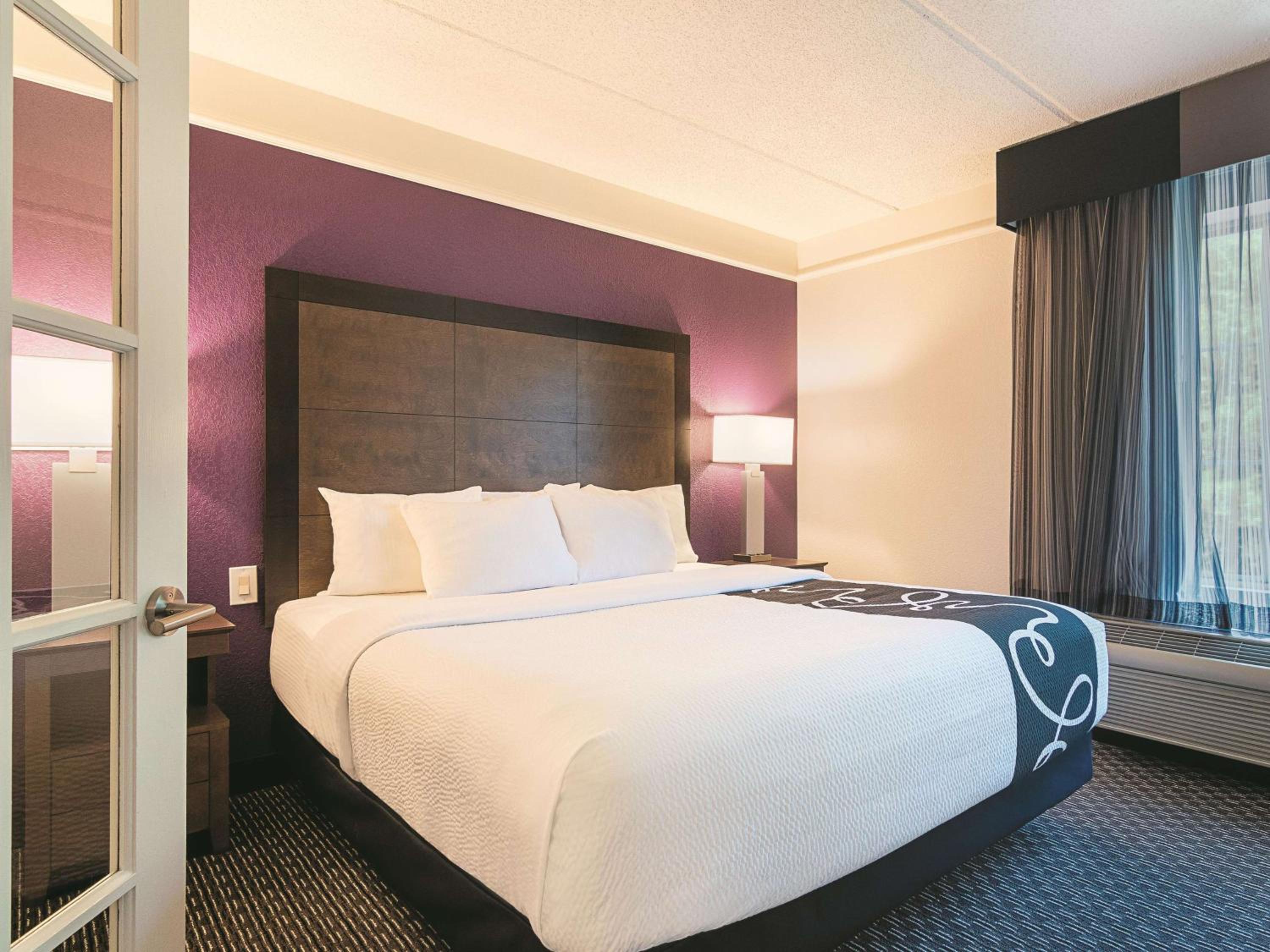 One-Bedroom King Suite - Non-Smoking - Photo 2