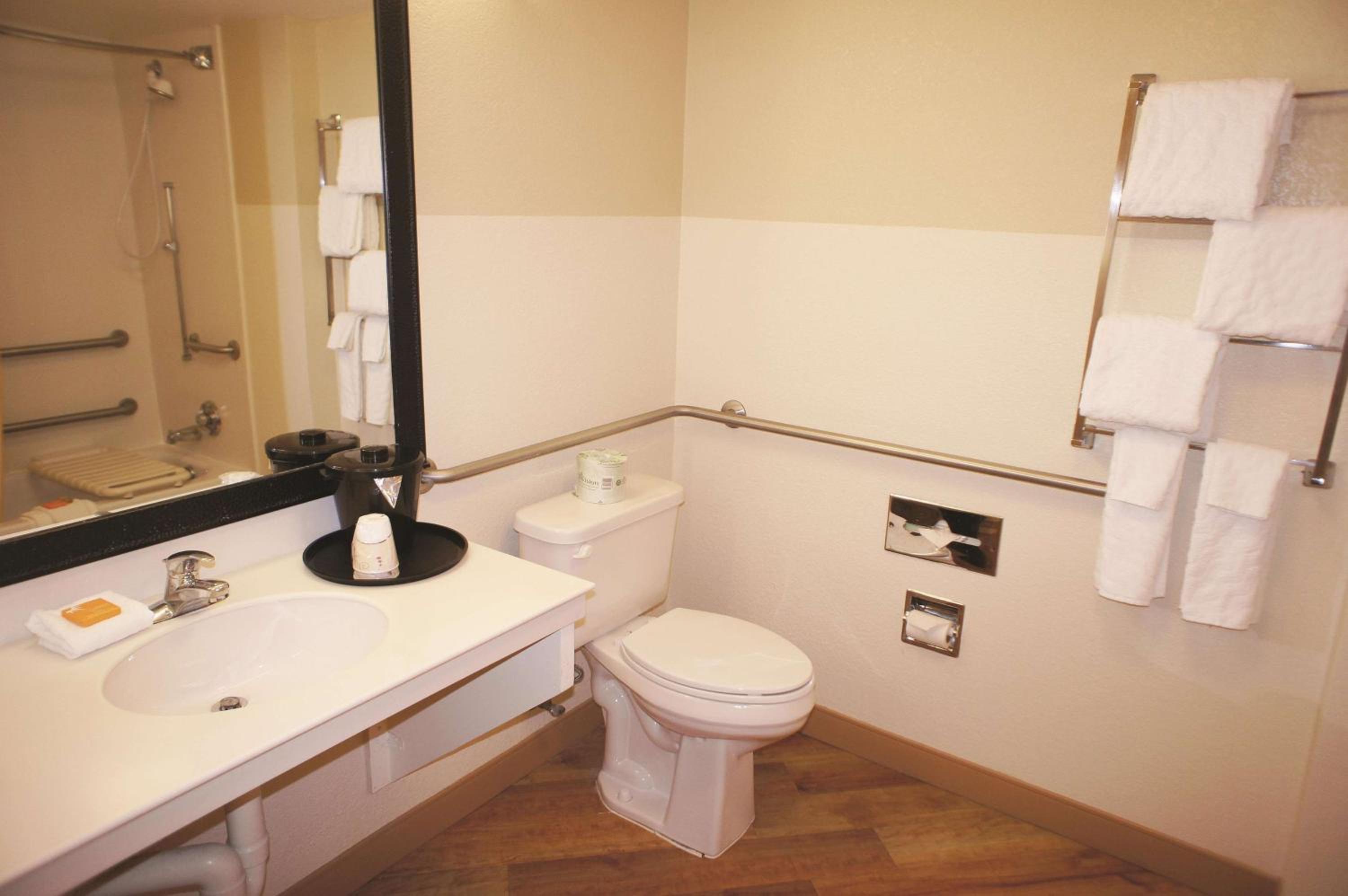 Deluxe King Room with One King Bed - Mobility Accessible/Non-Smoking - Photo 7