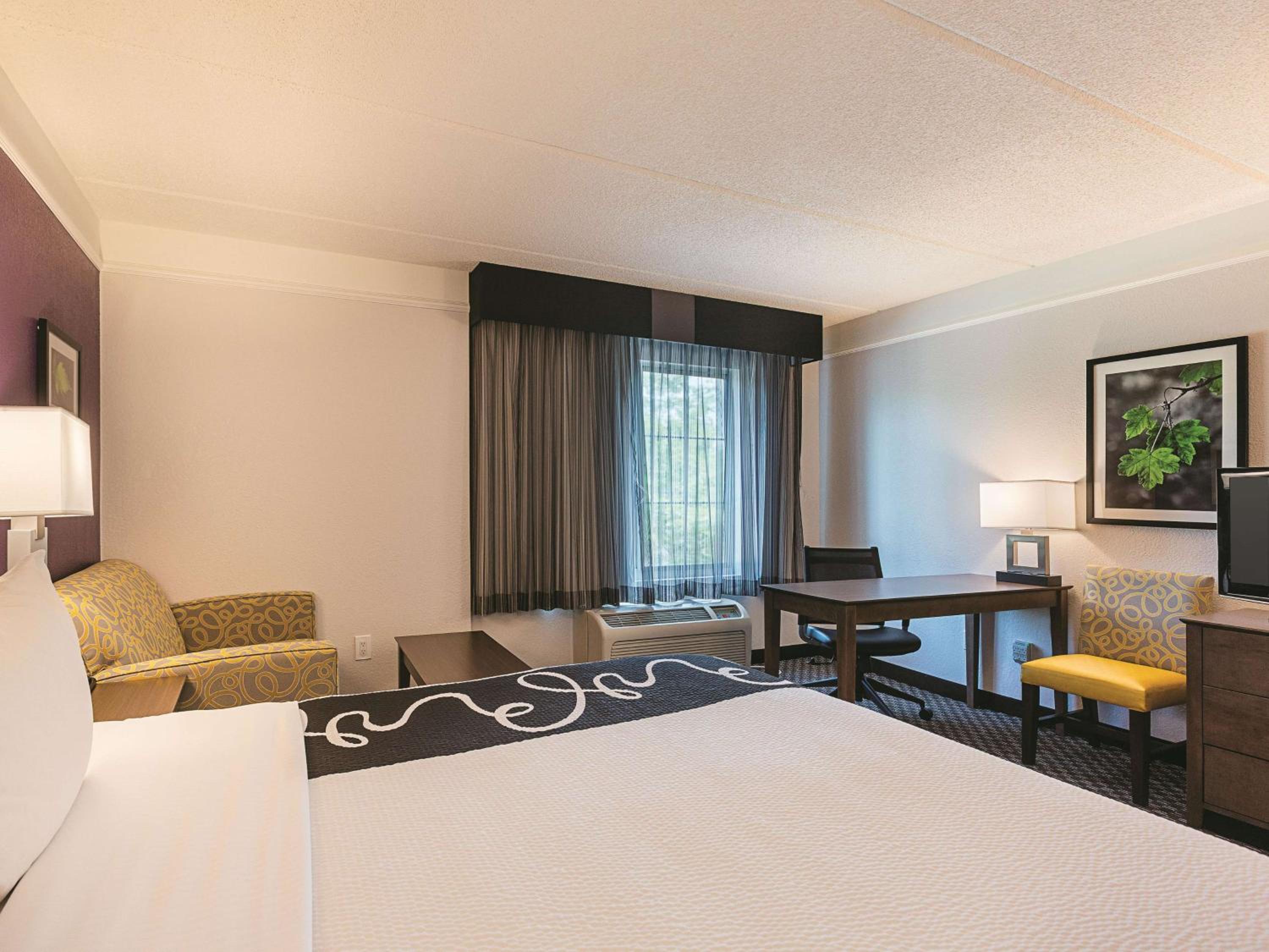 King Room with Bath Tub - Mobility Accessible/Non-Smoking - Photo 4