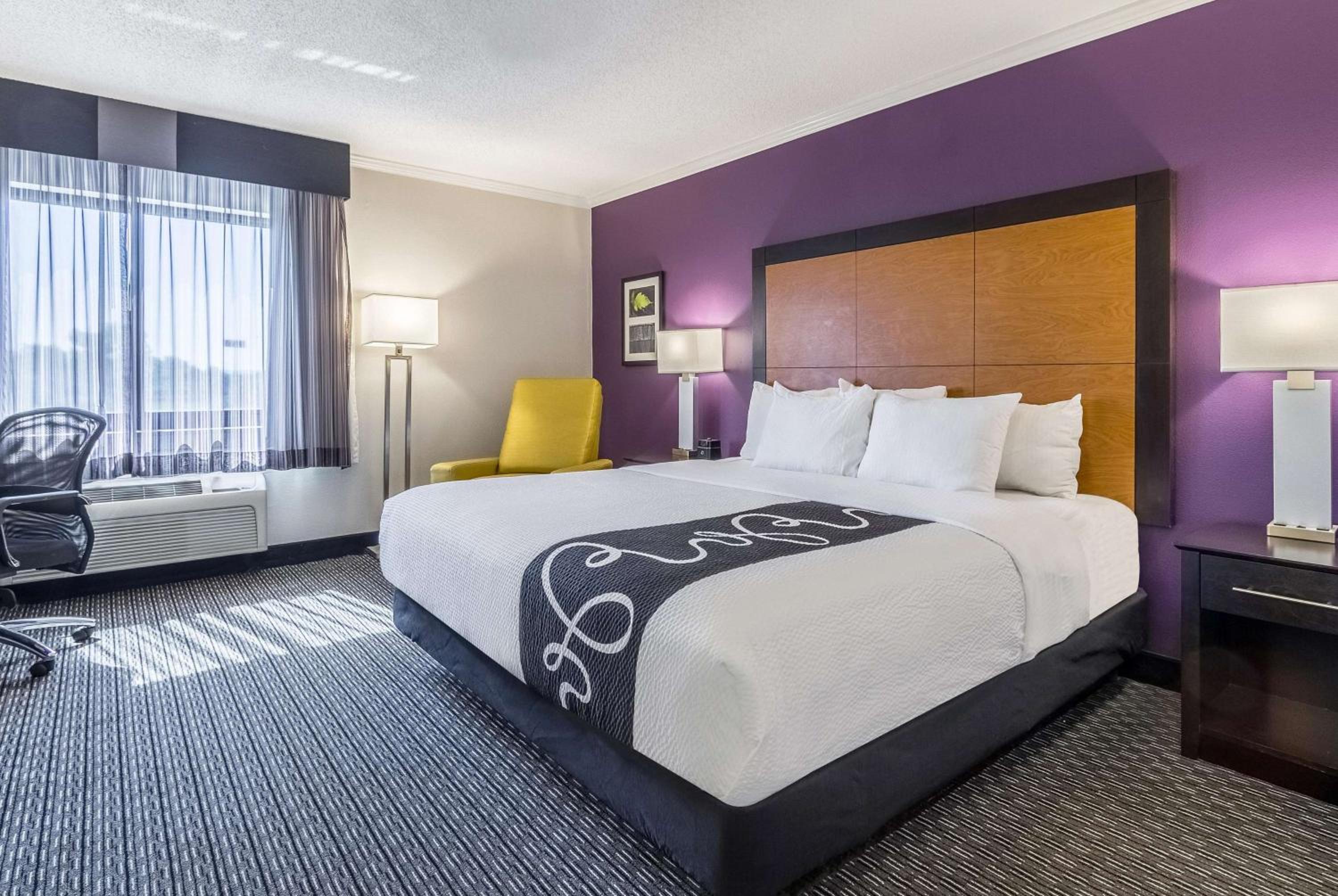 Deluxe King Room - Non-Smoking - Photo 2