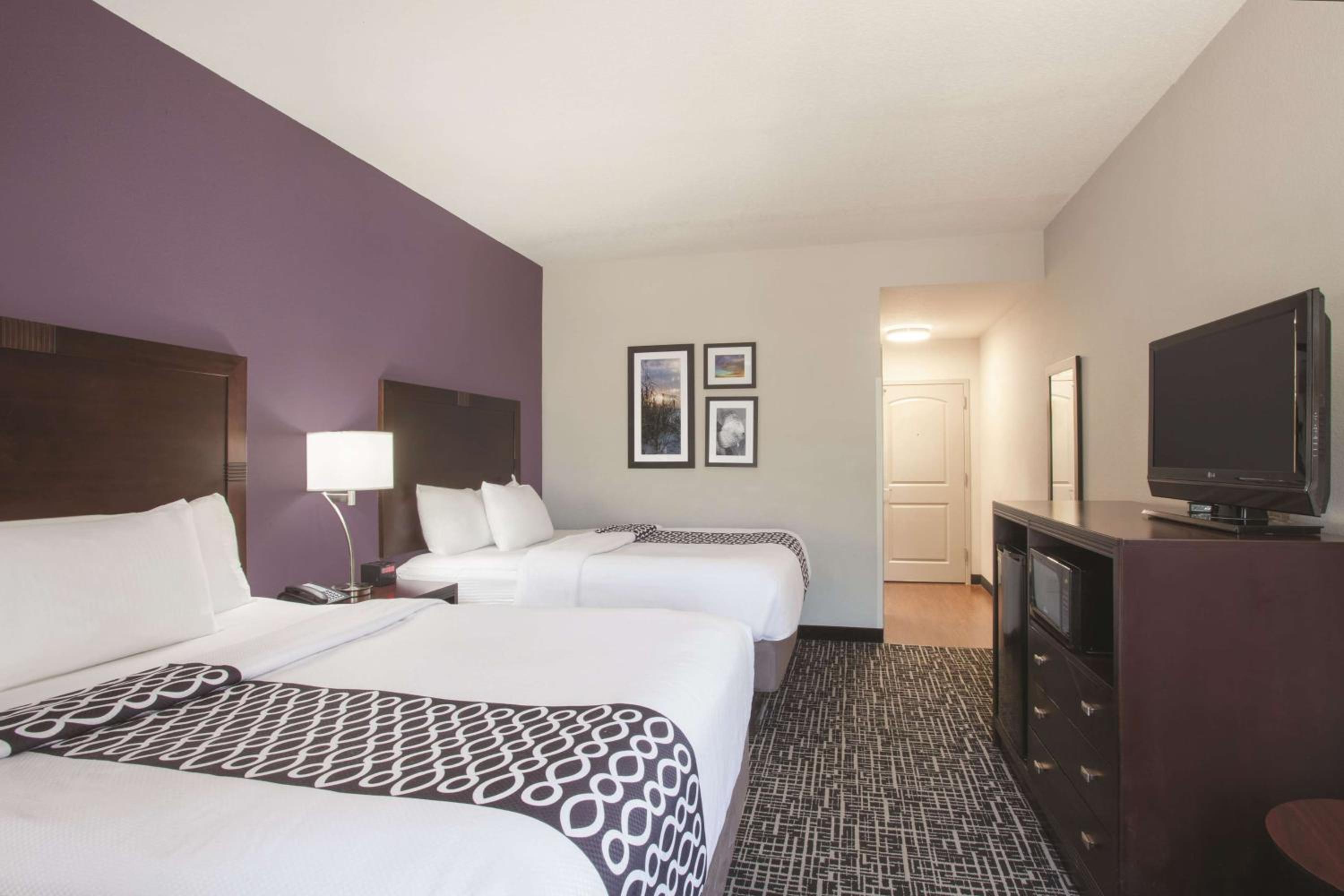 Queen Room with Two Queen Beds - Non-Smoking - Photo 1