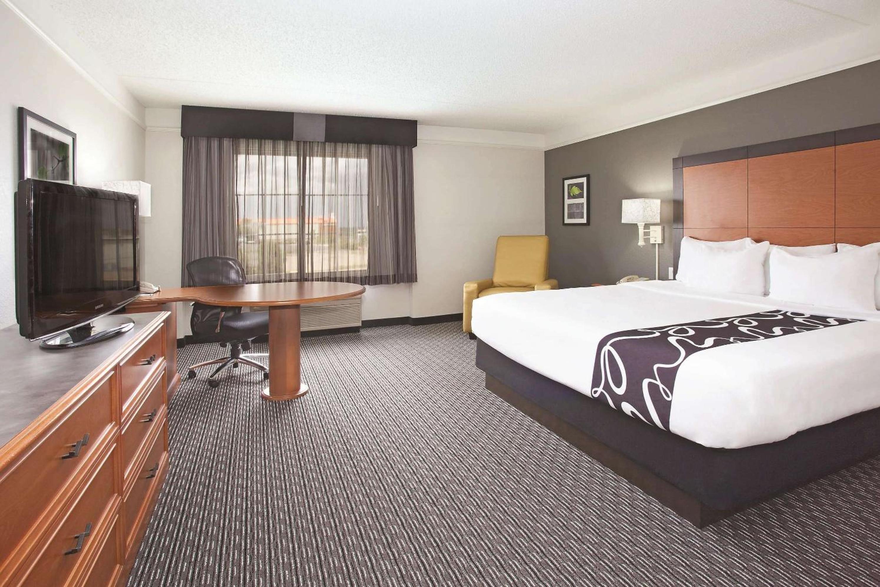 Deluxe King Room - Photo 2