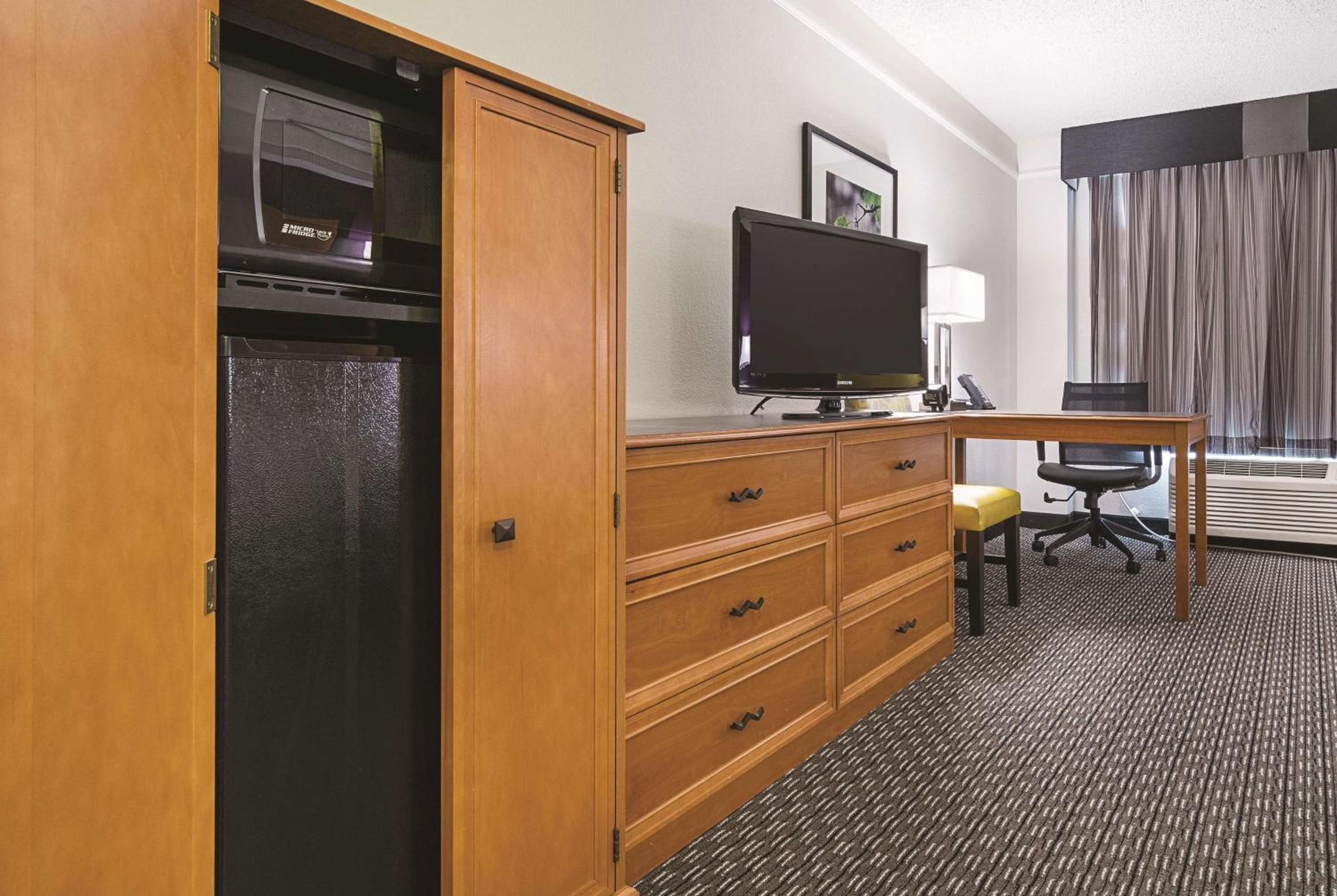 Deluxe King Room - Non-Smoking - Photo 4