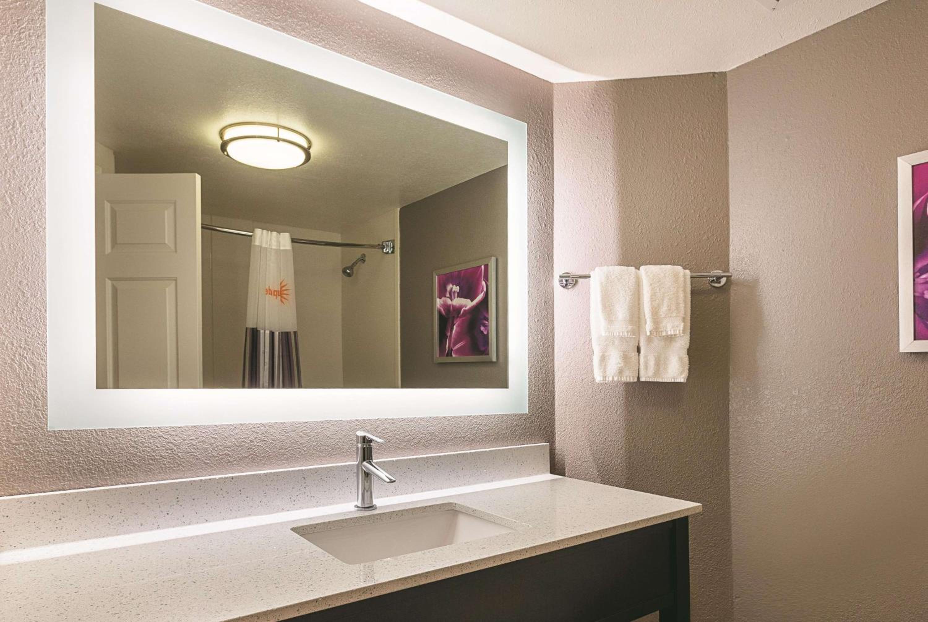 One-Bedroom King Suite - Non-Smoking - Photo 4