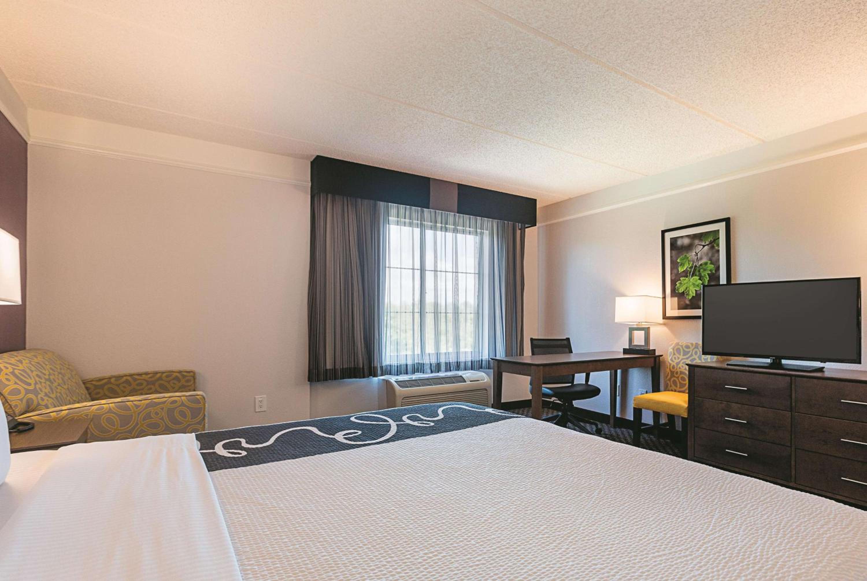 Deluxe King Room with Sofa Bed - Photo 4