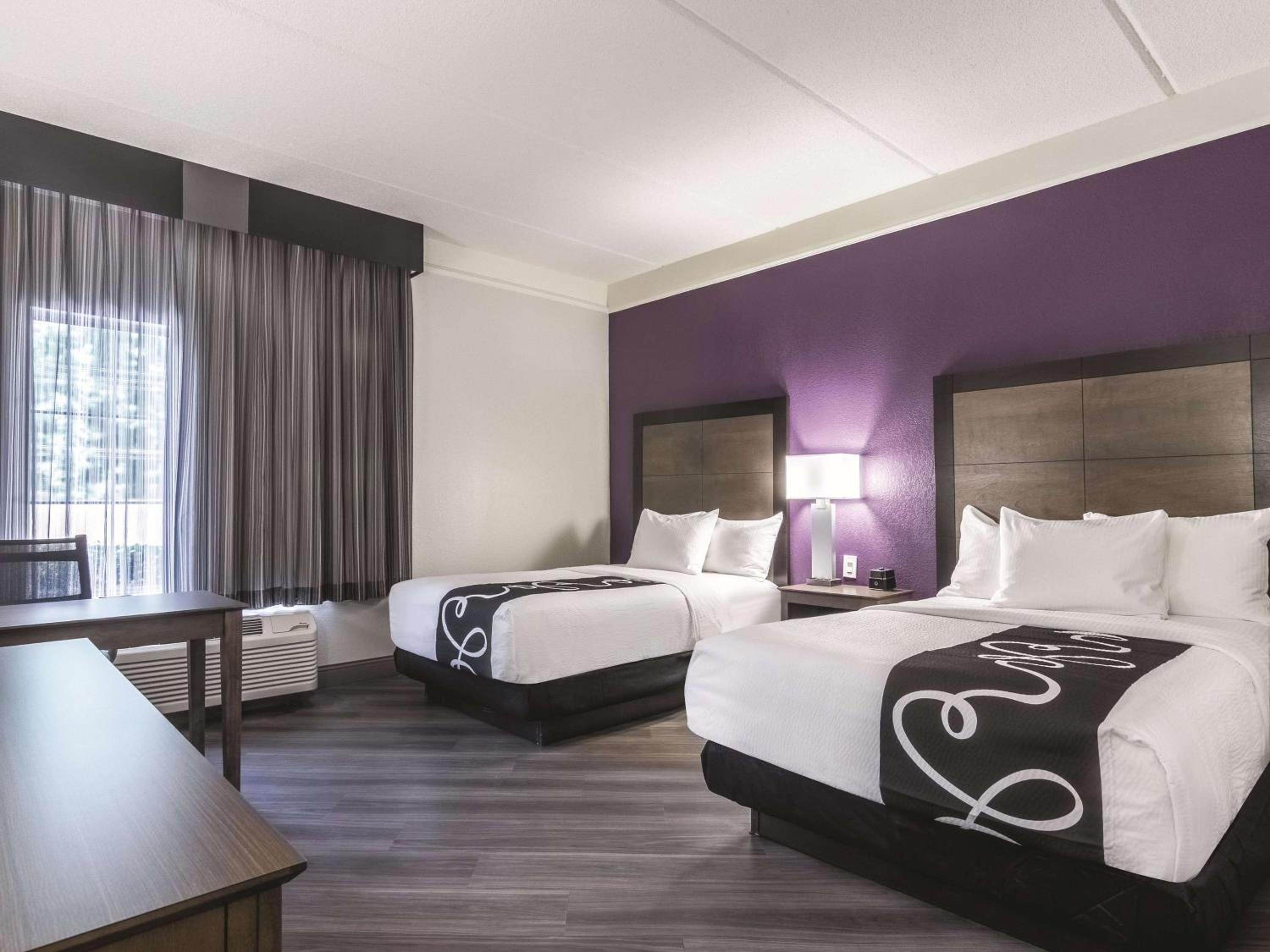 Double Room with Two Double Beds and Bathtub with Grab Bars/Mobility Access - Non-Smoking - Photo 1