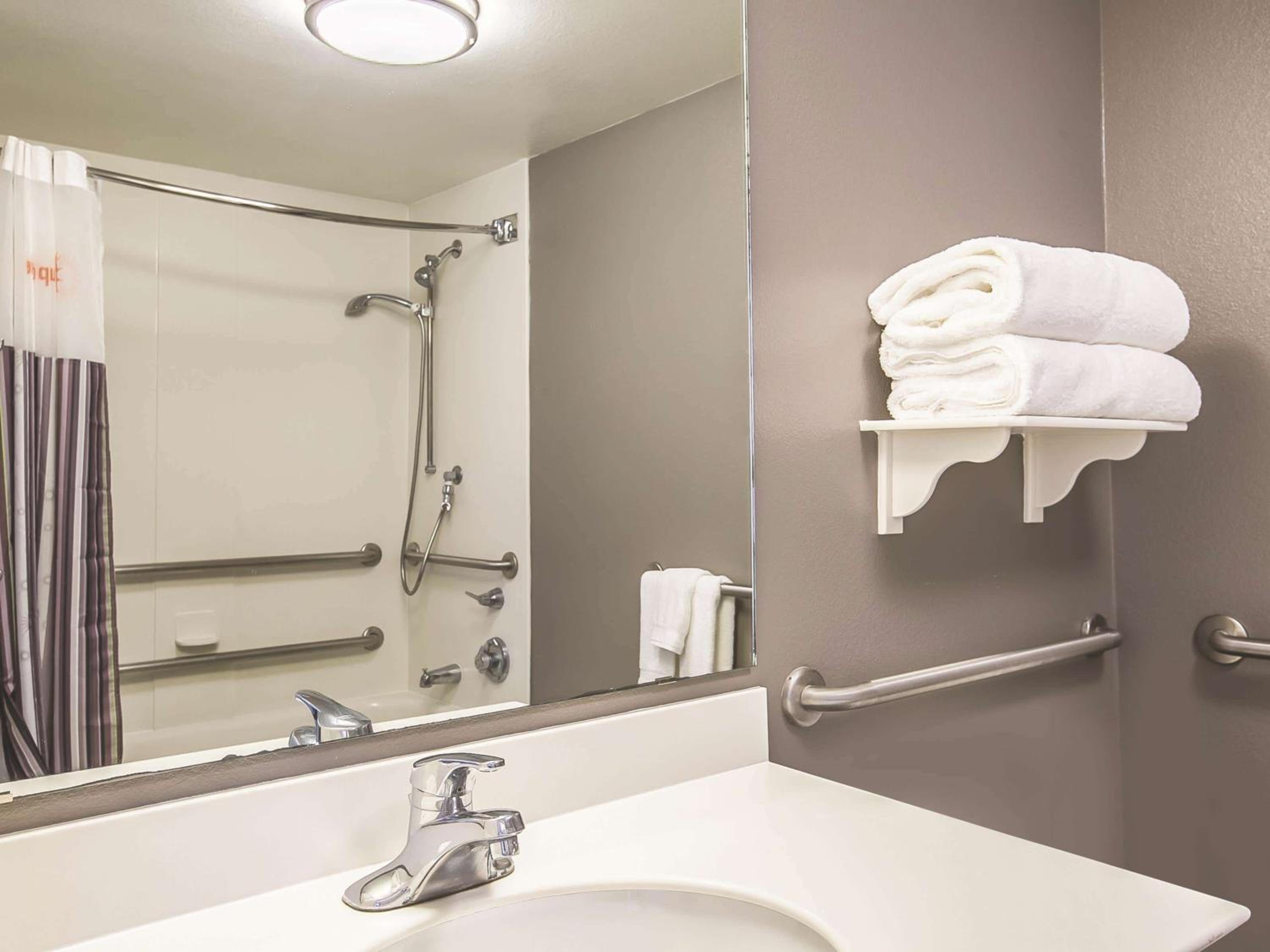 Double Room with Two Double Beds and Bath Tub - Disability Access/Non-Smoking - Photo 5