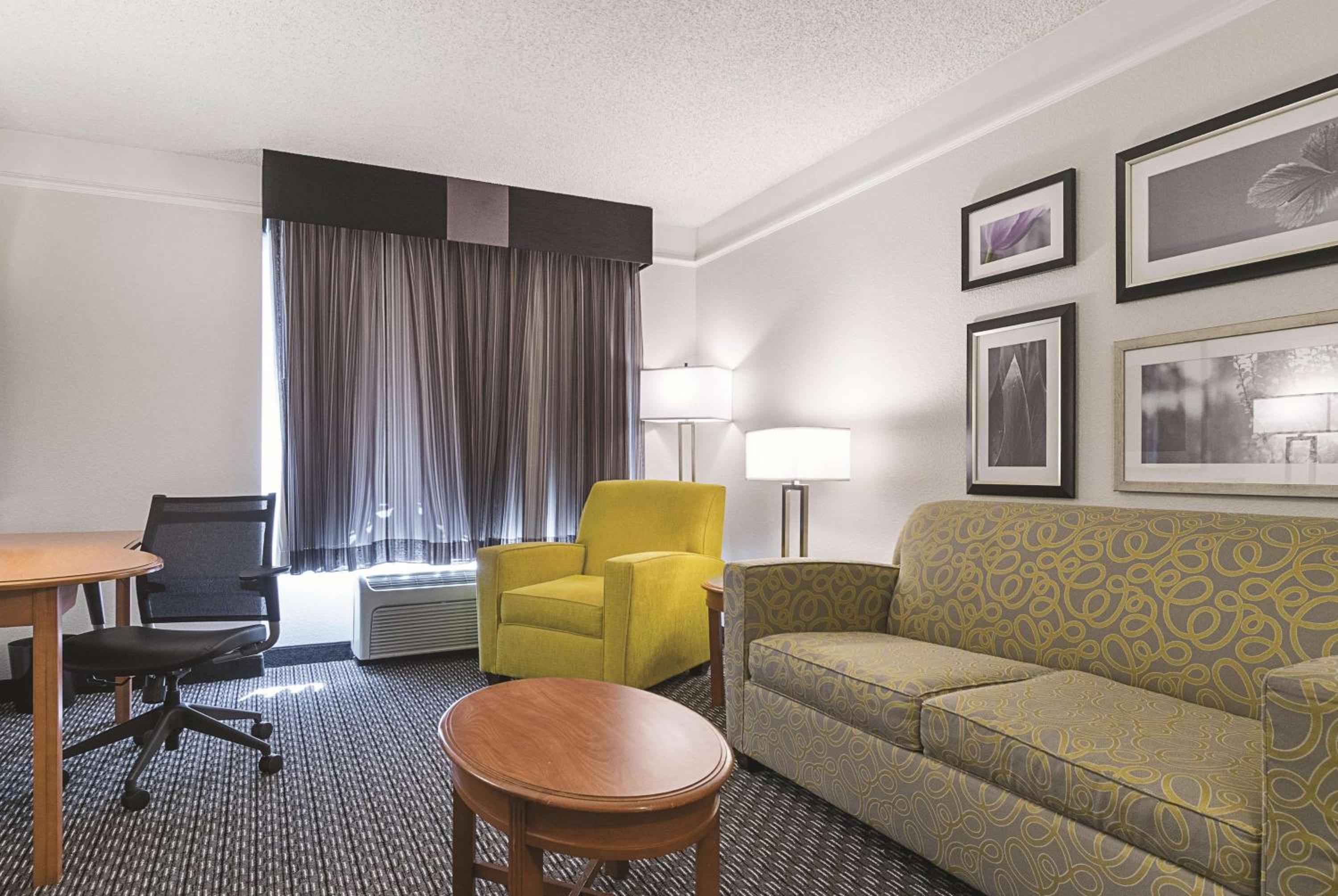 King Suite - Non-Smoking - Photo 3