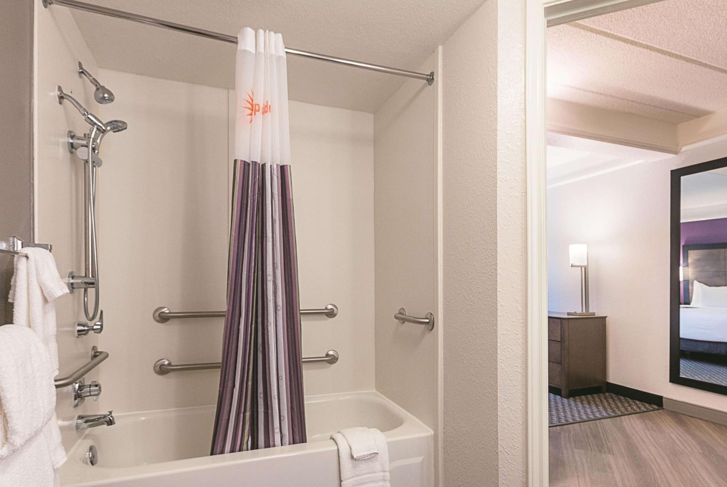 King Room with Bath Tub - Mobility Accessible/Non-Smoking - Photo 3