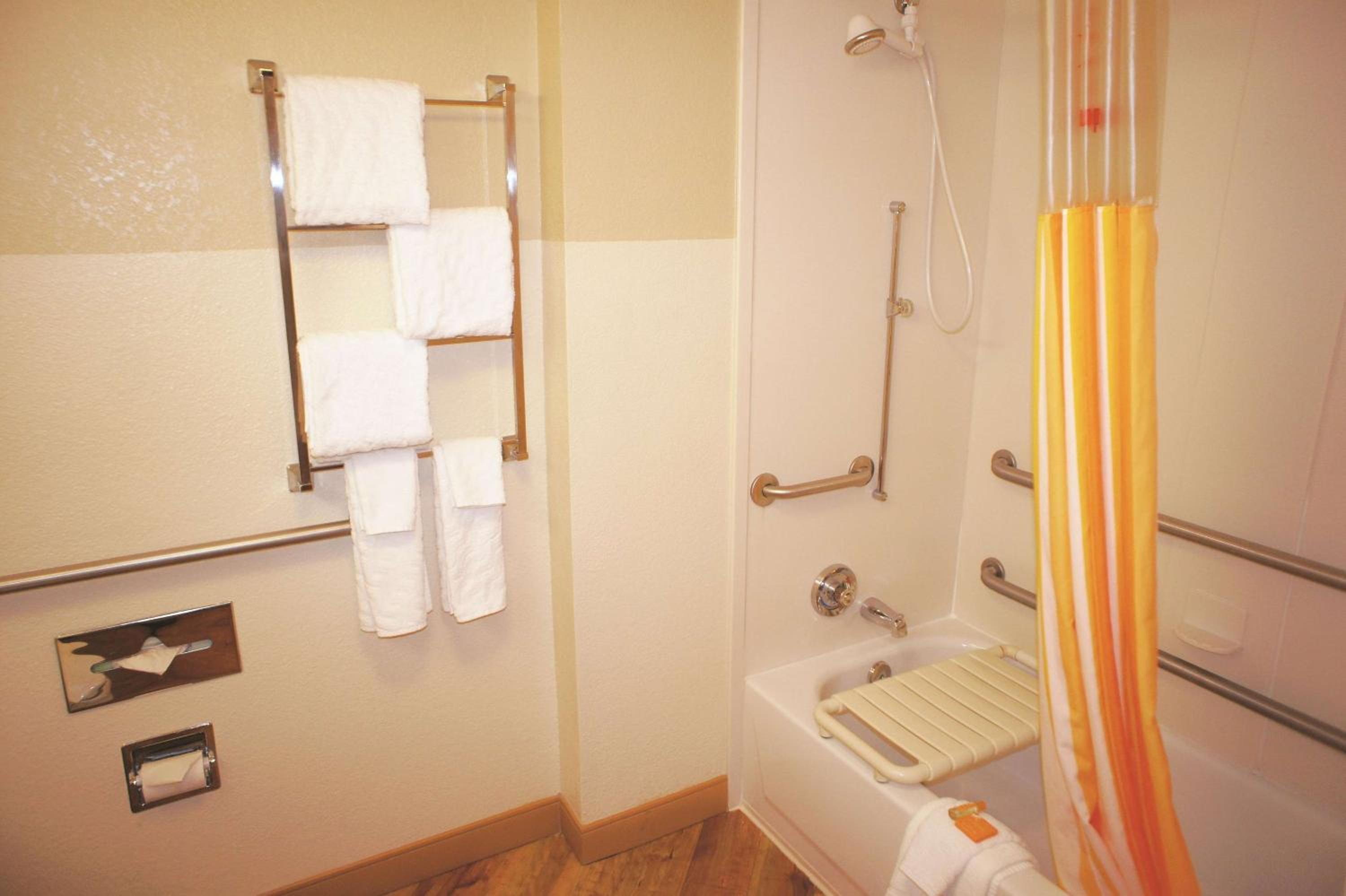 Double Room With Two Double Beds - Disability Access - Photo 5