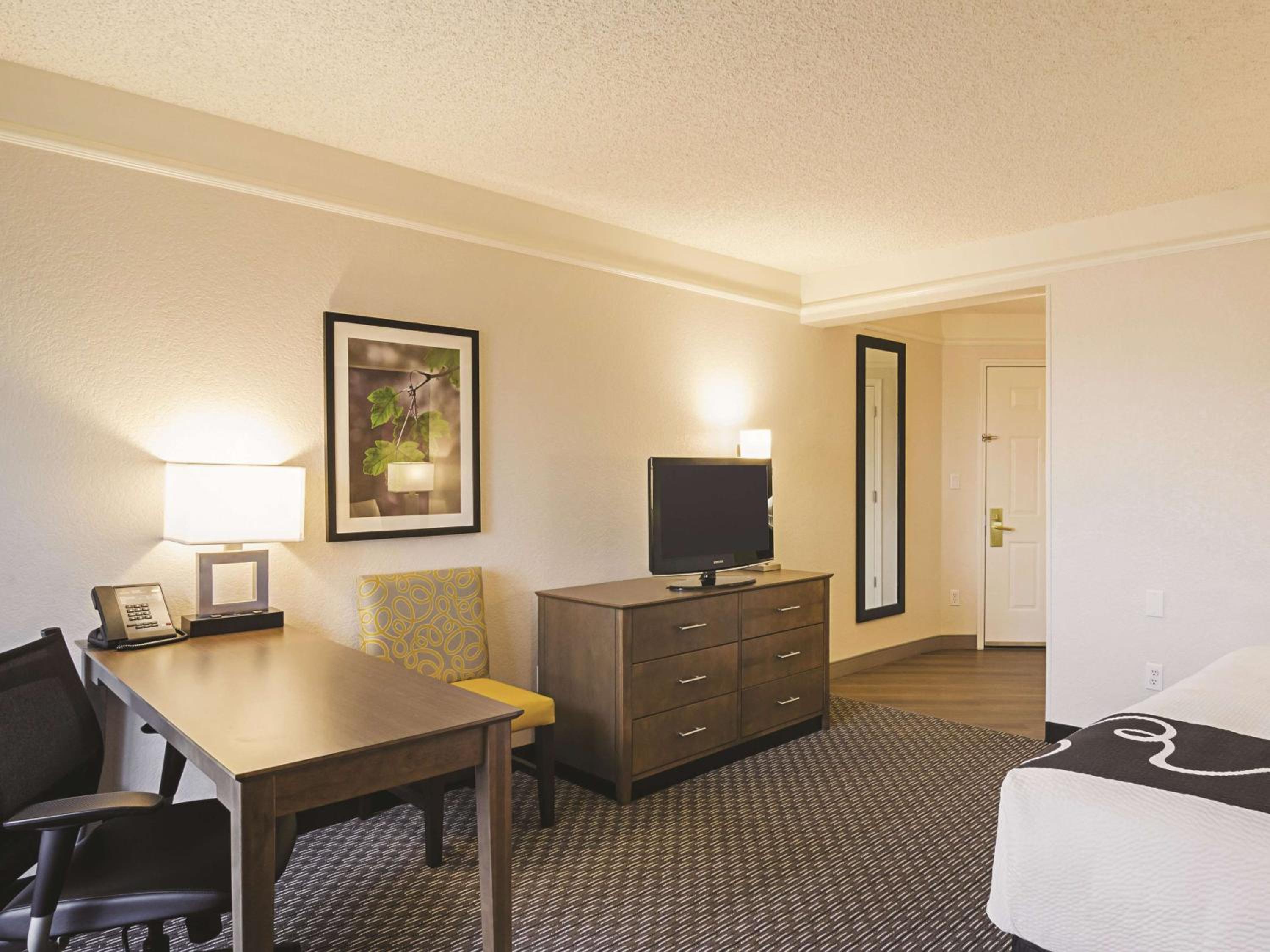 Executive King Room with Sofa Bed photo 2