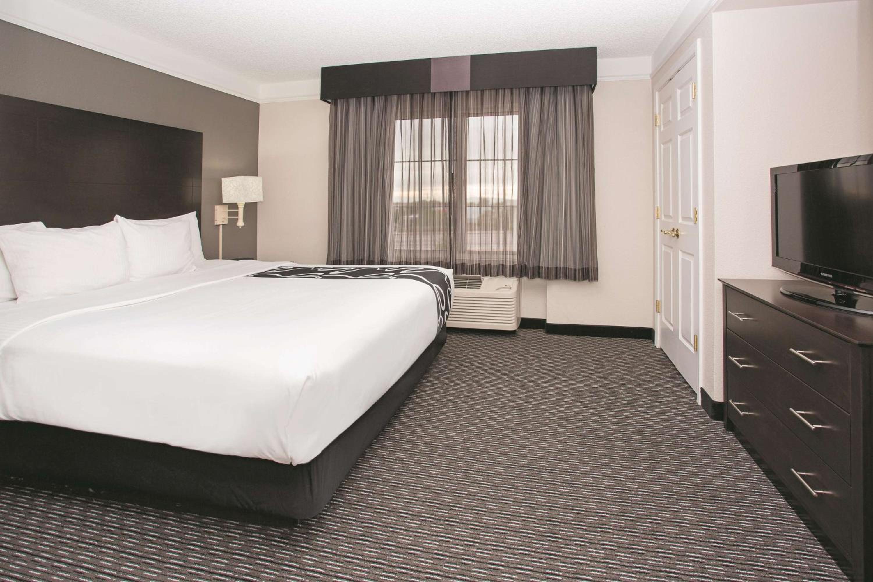 King Suite with Sofa Bed - Pool View - Photo 1