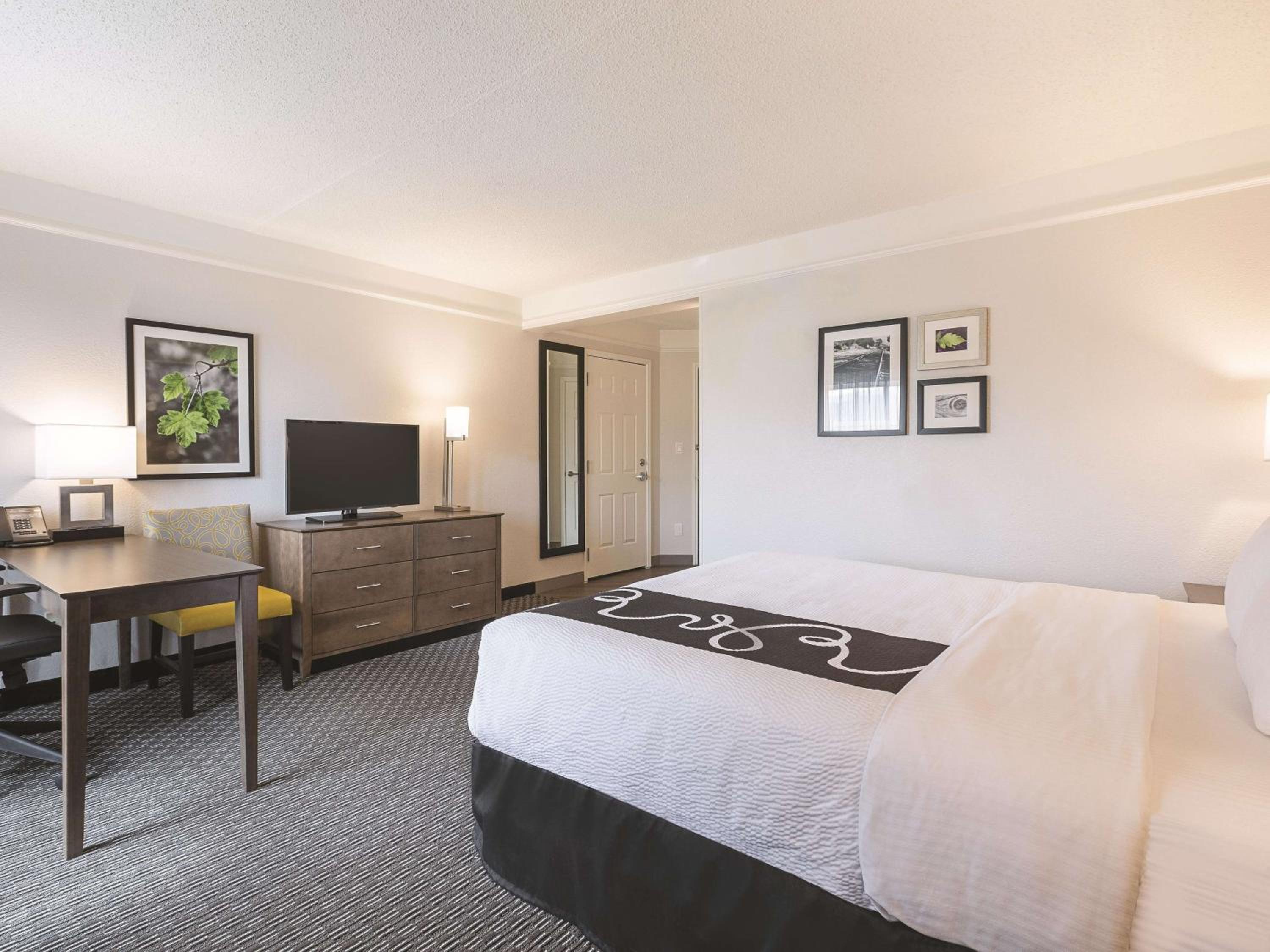 King Room with Bath Tub - Mobility Accessible/Non-Smoking - Photo 4