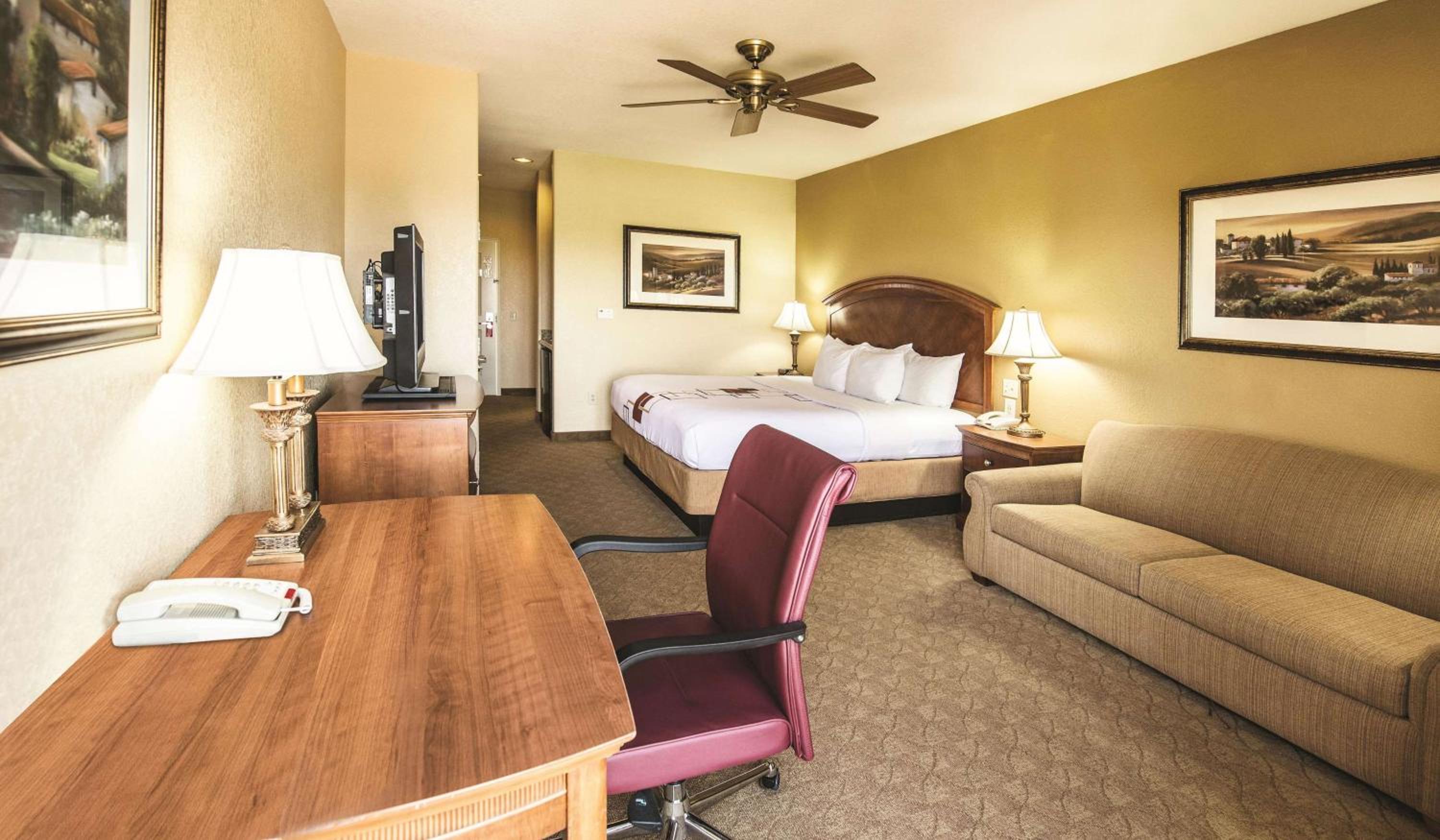 Deluxe King Room with Balcony and Lake View - 2nd Floor - Photo 3