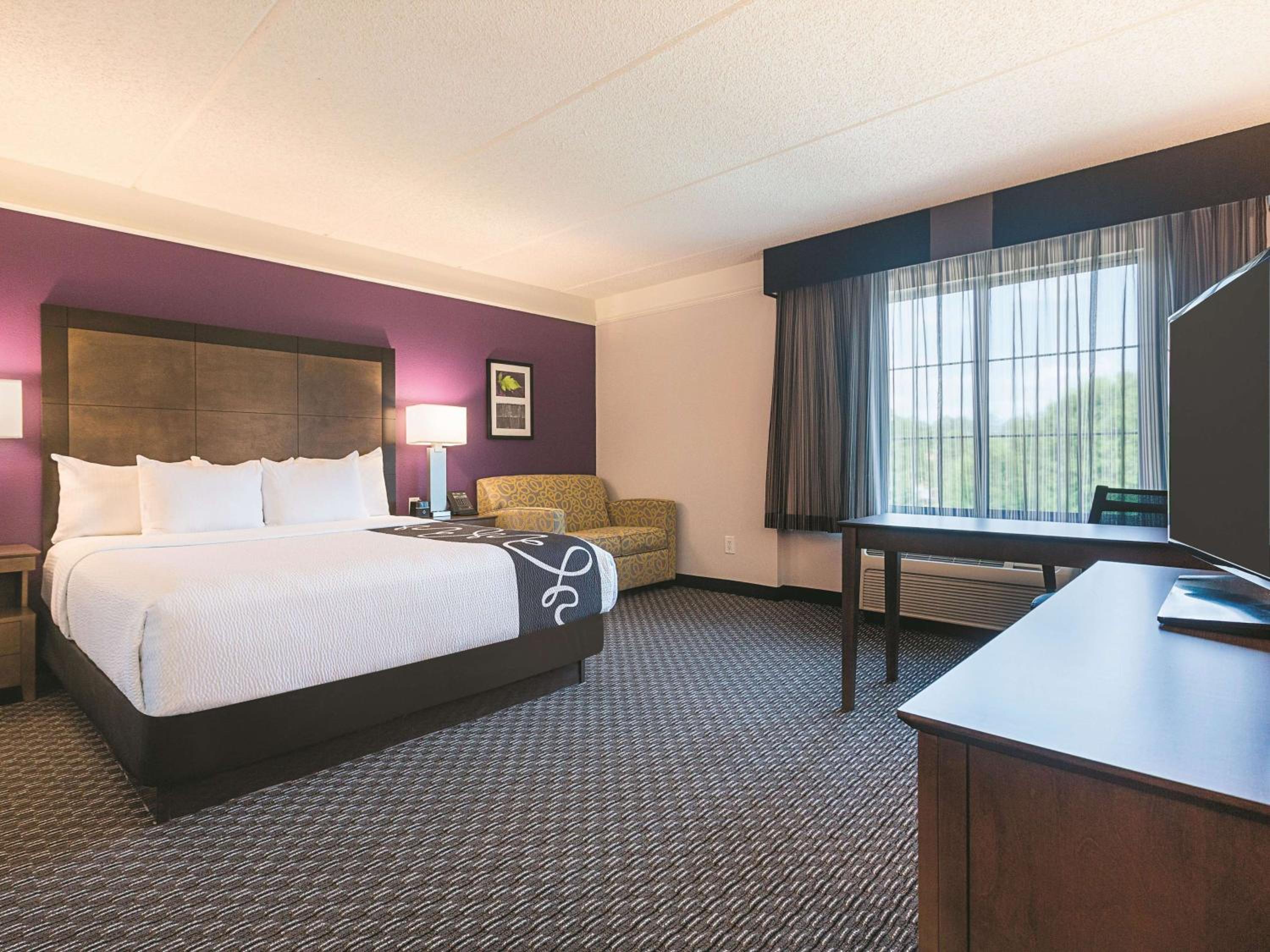 Deluxe King Room with Sofa Bed - Photo 2