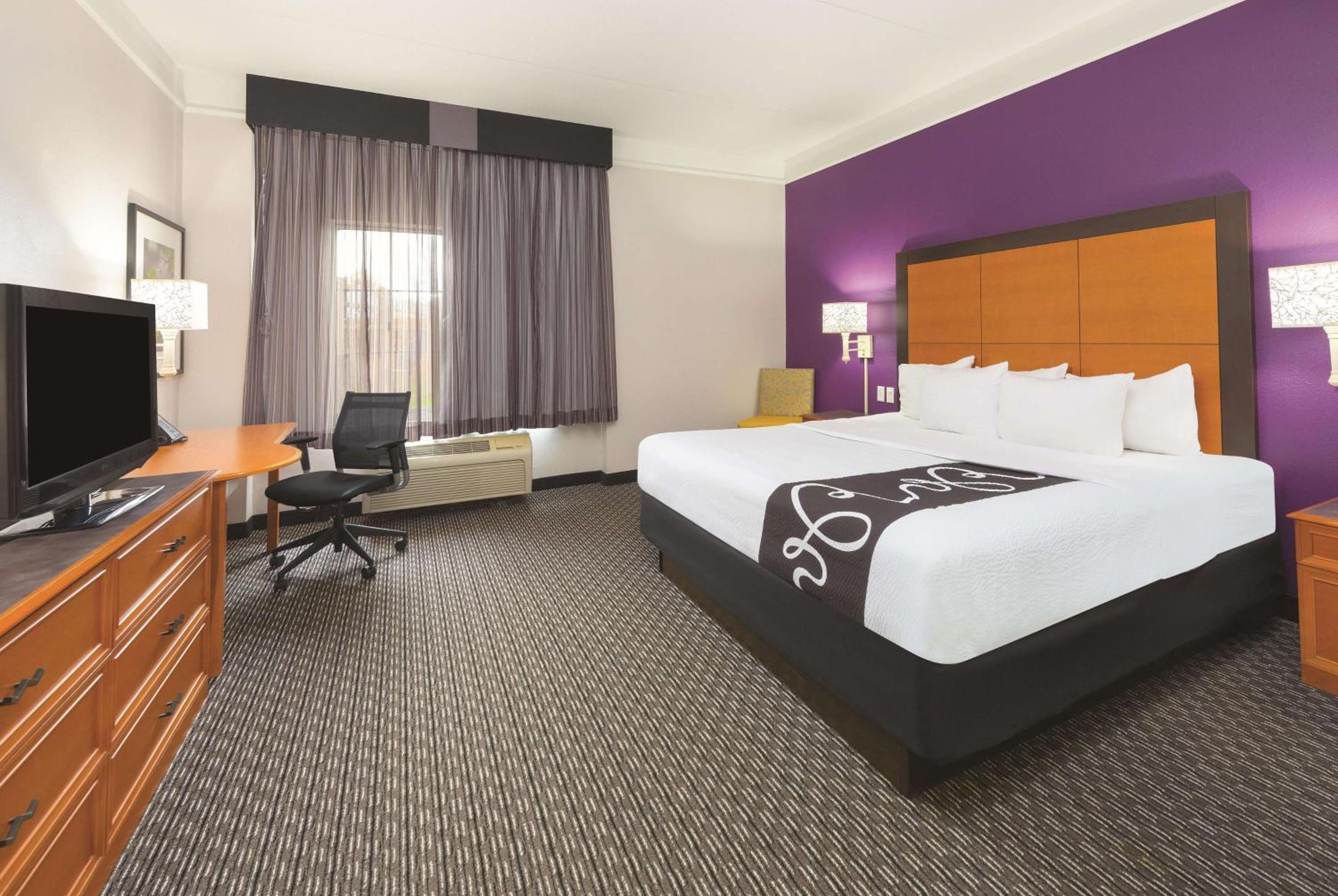 Deluxe King Room - Non-Smoking - Photo 3