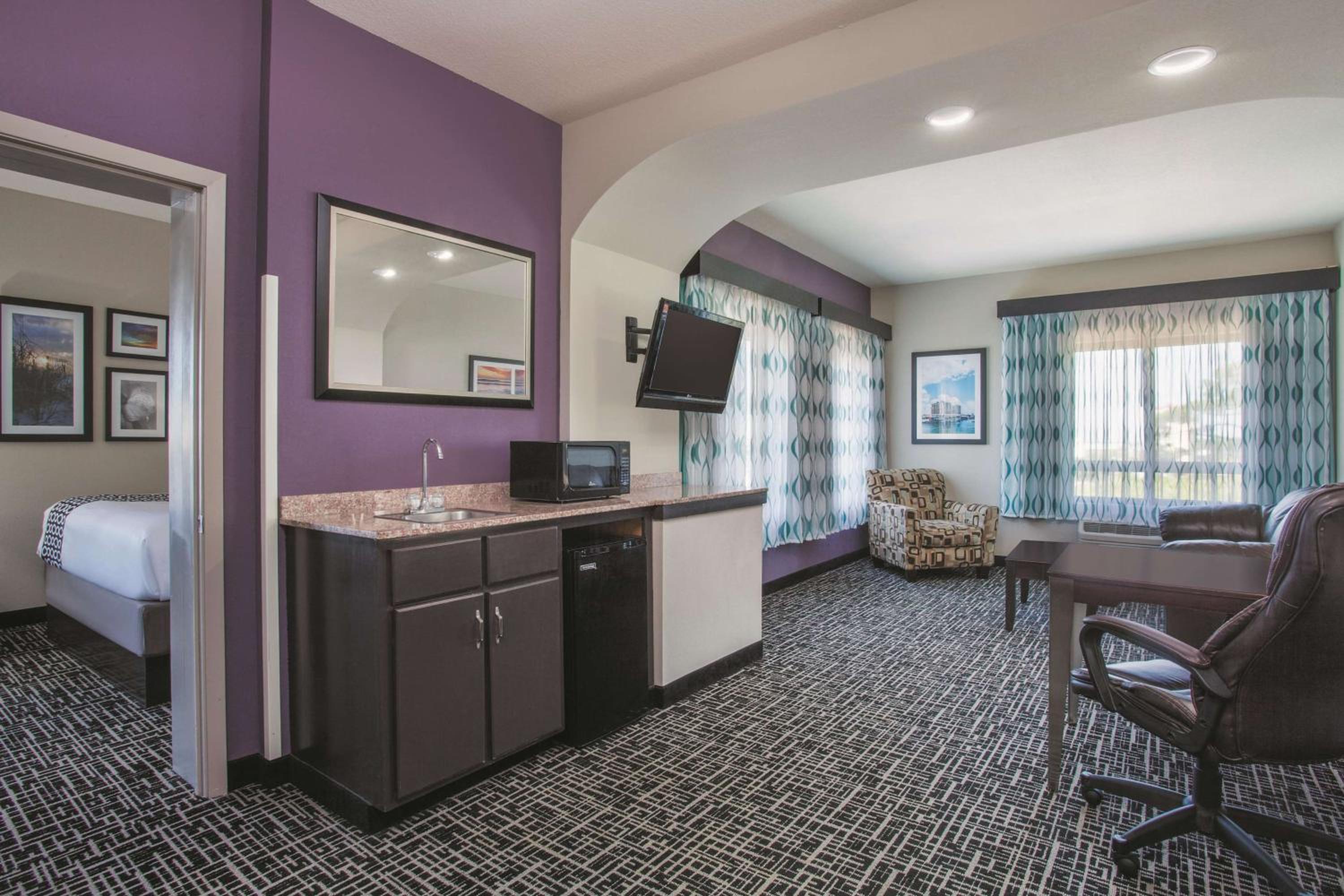 Deluxe King Suite - Non-Smoking - Photo 3