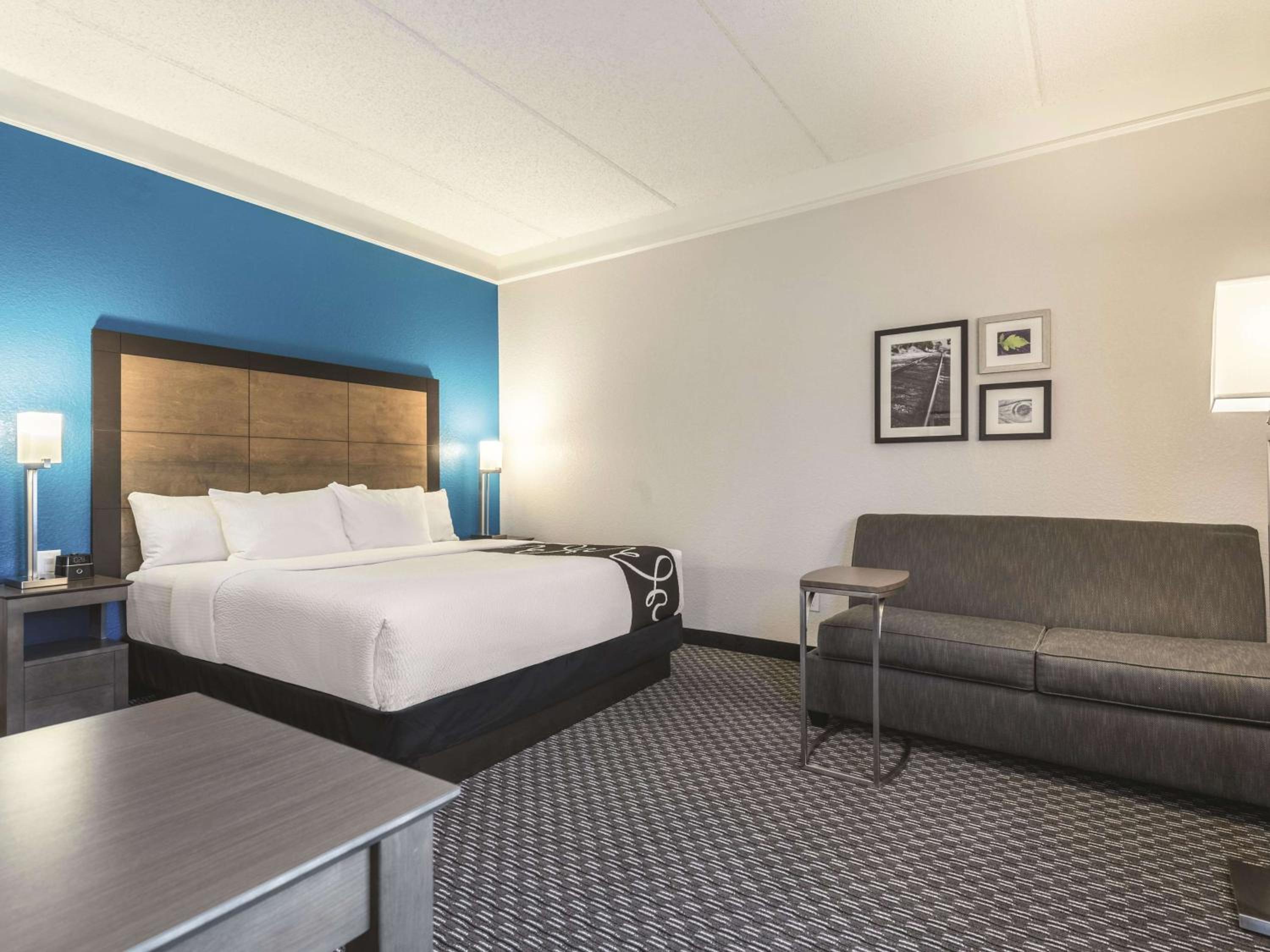 King Room with Sofa Bed - Photo 4