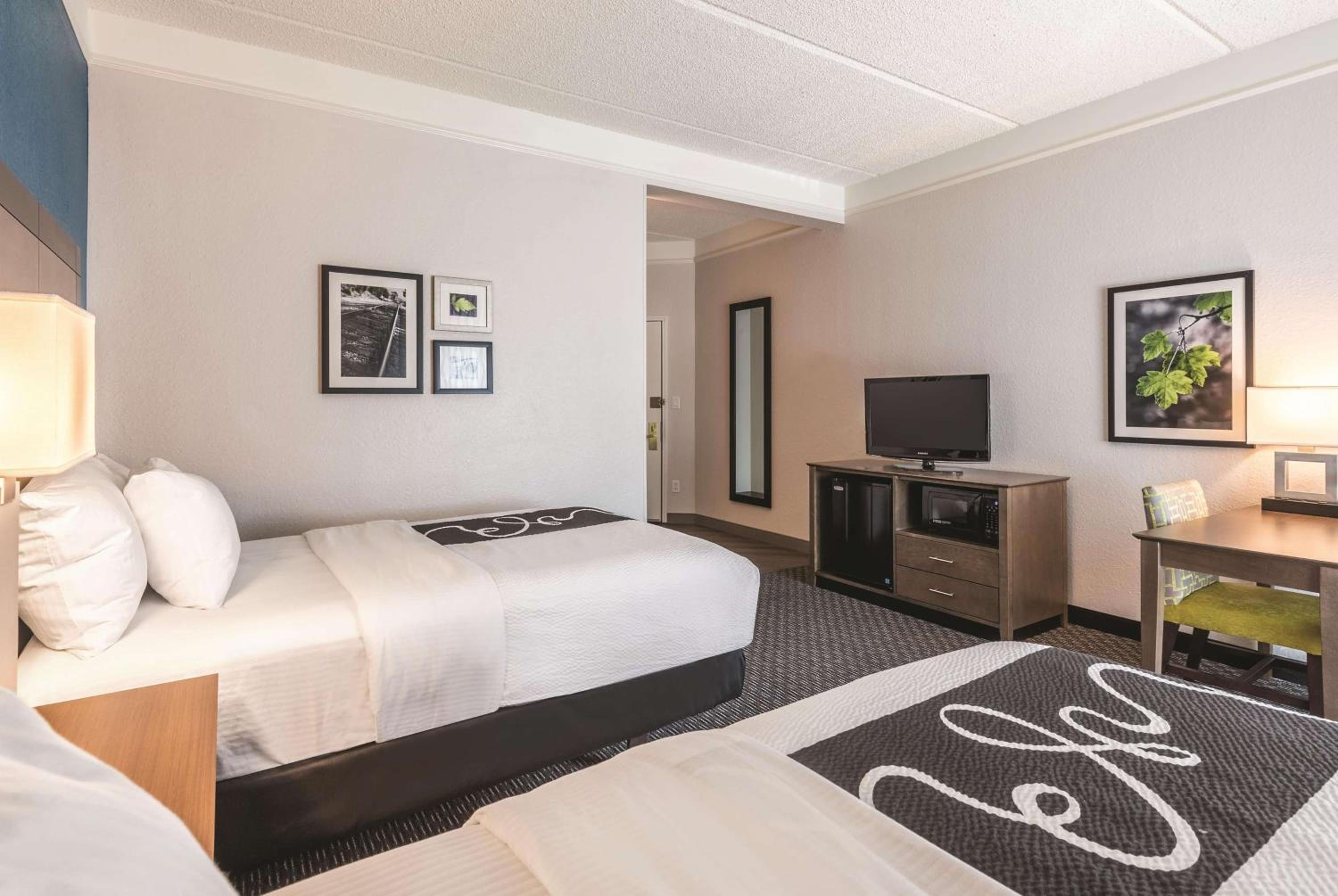 Double Room with Two Double Beds and Bath Tub - Mobility and Hearing Accessible/Non-Smoking - Photo 3