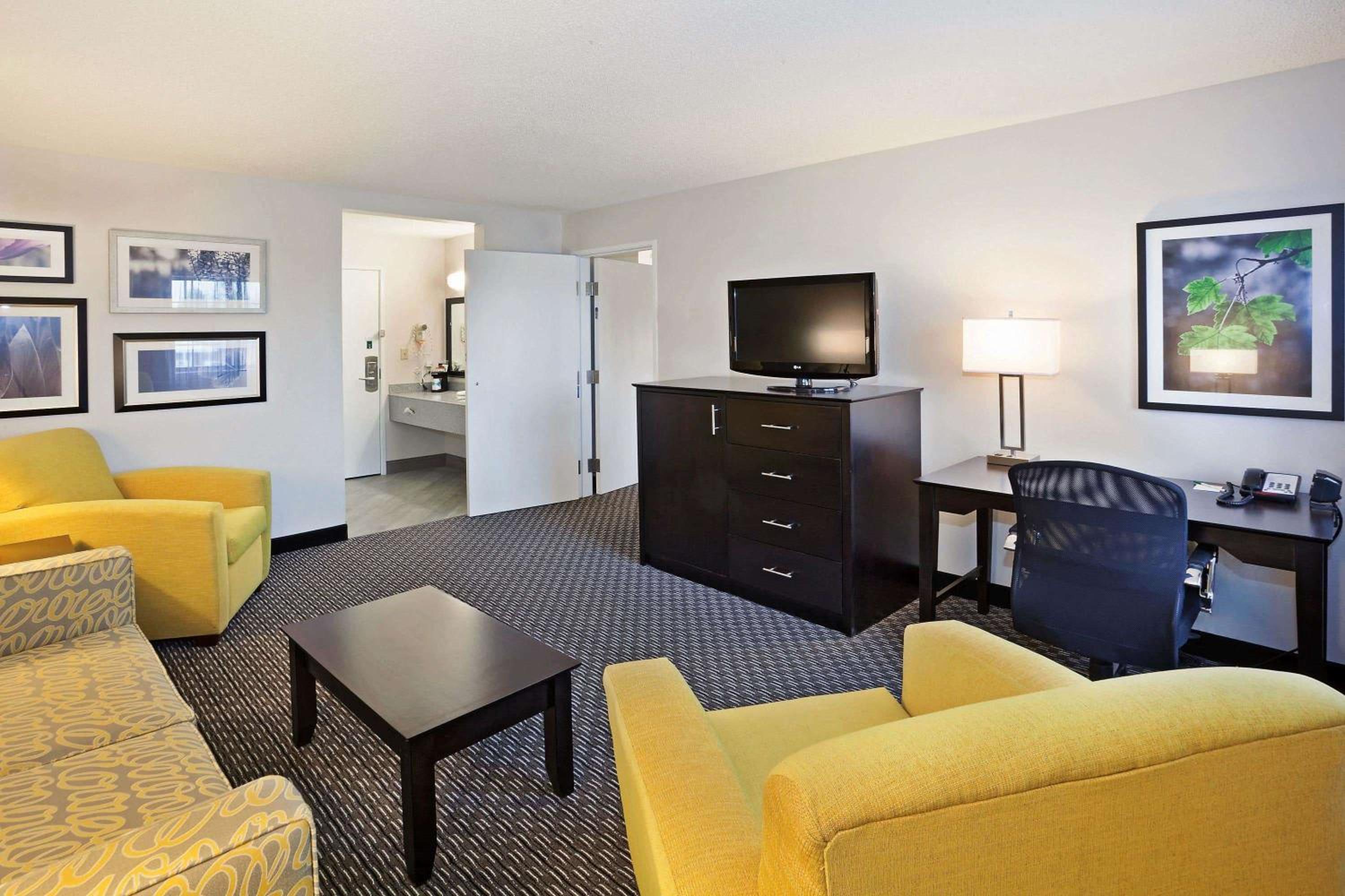 2 Full Beds, One-Bedroom Suite, Non-Smoking photo 3