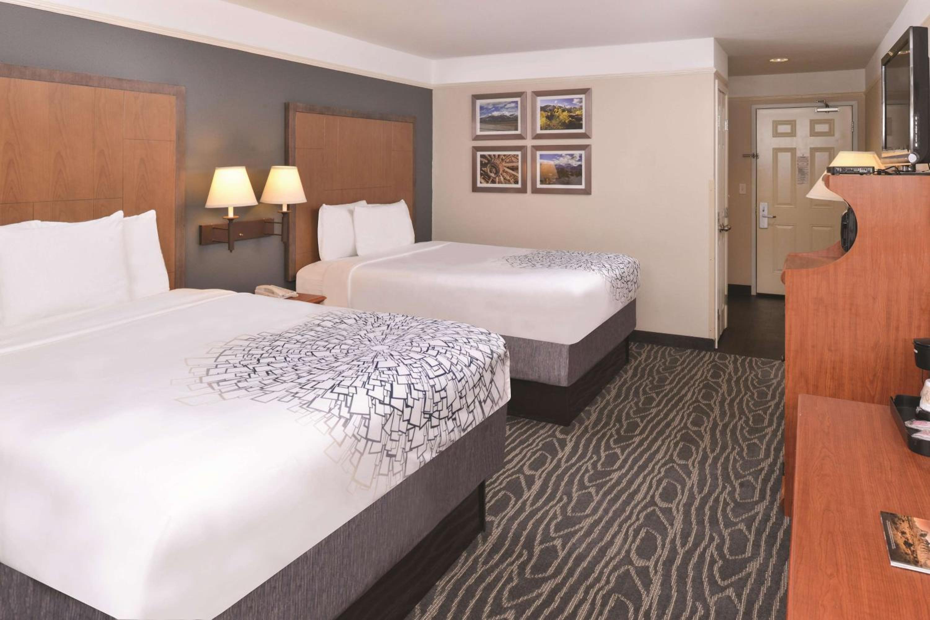 Deluxe Queen Room with Two Queen Beds - Photo 3