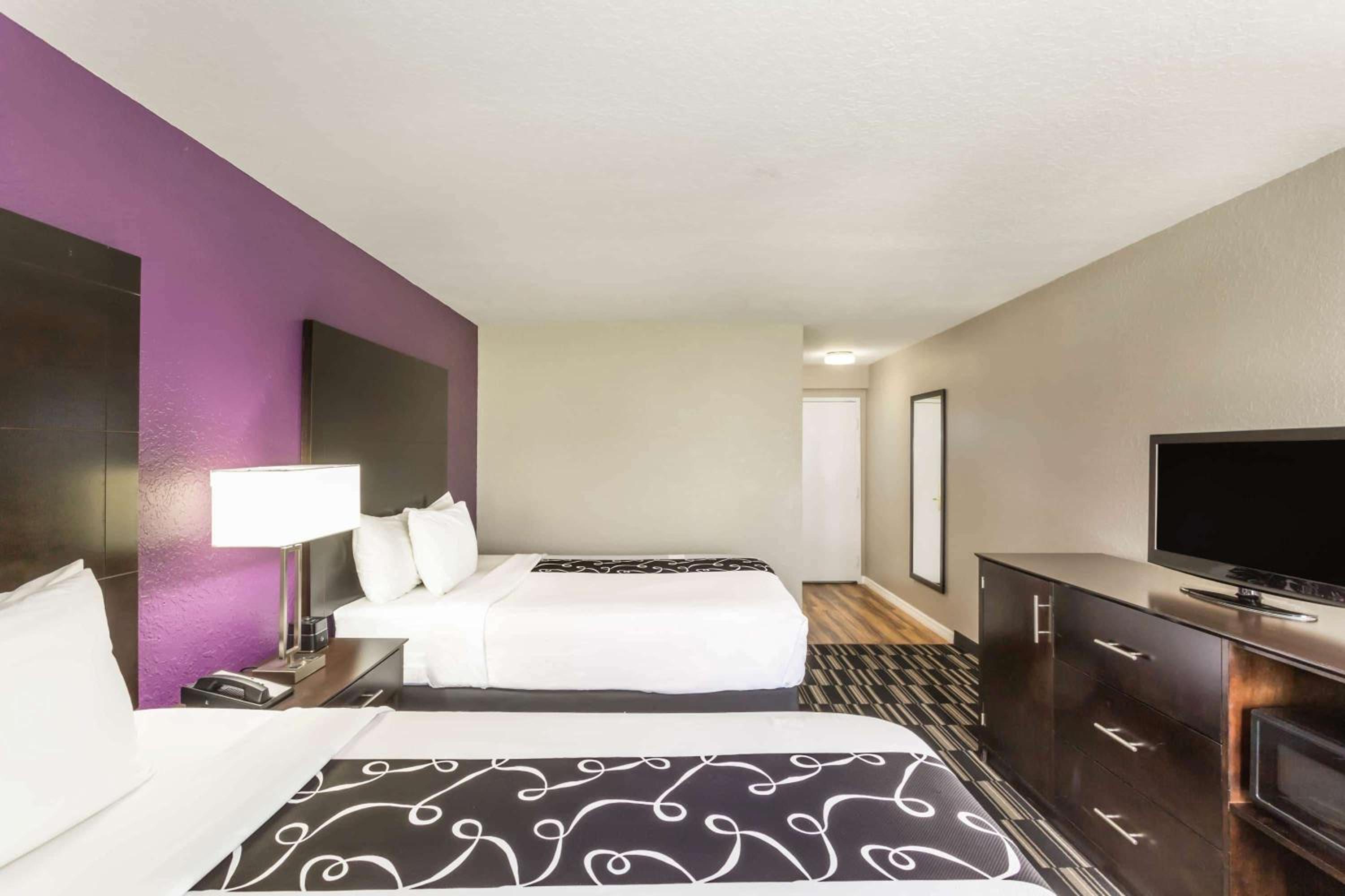 King Room with Roll-In Shower - Mobility/Hearing Accessible - Non-Smoking