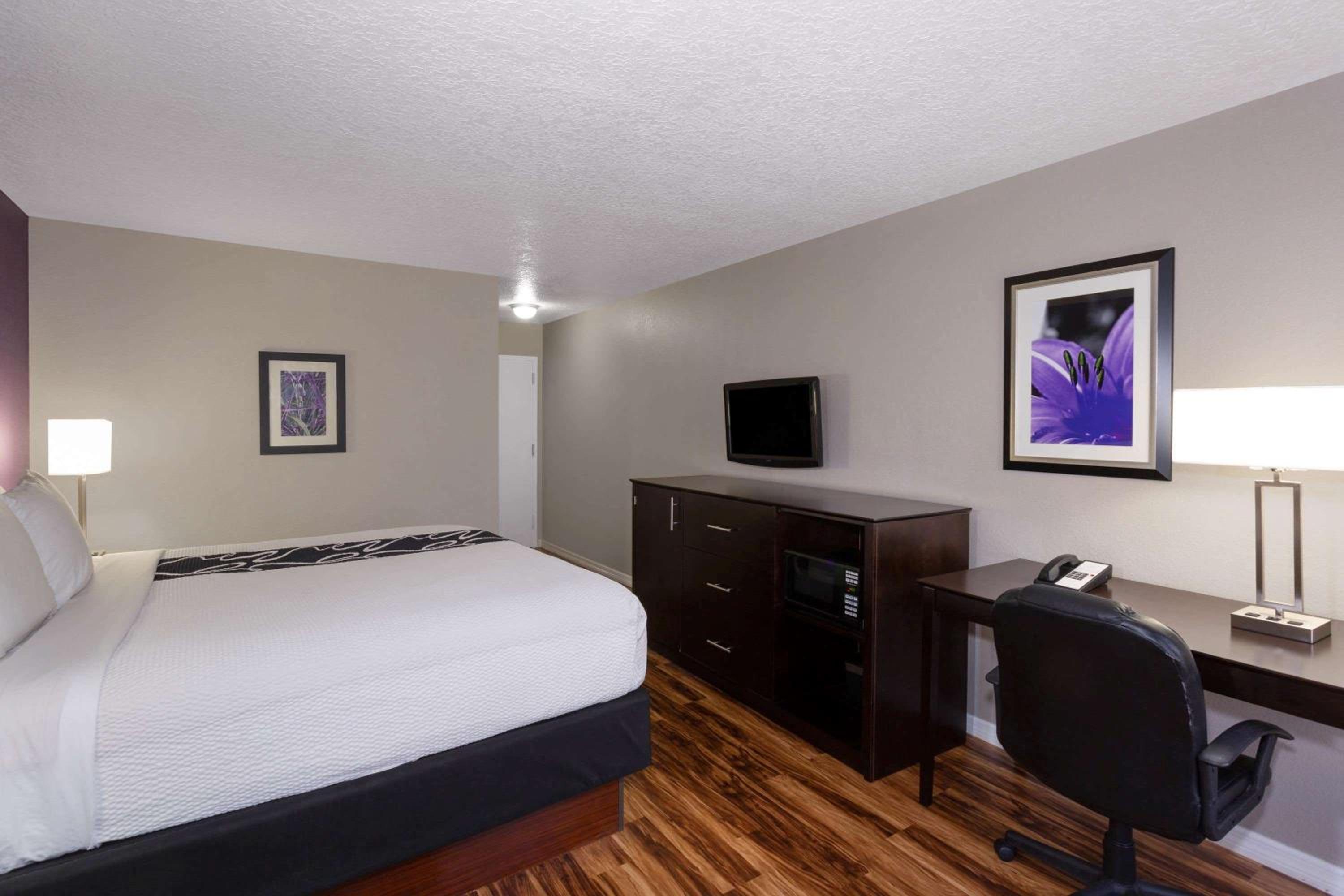 Deluxe Queen Room with Two Queen Beds - Non-Smoking