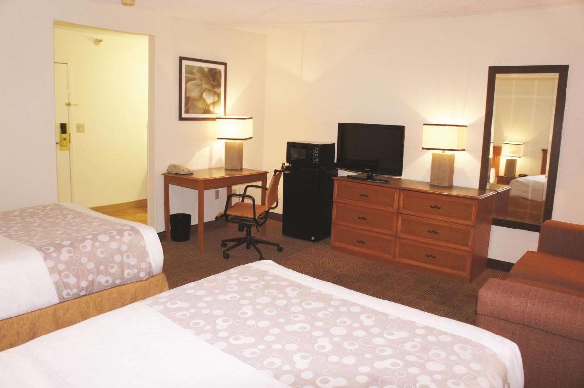 Deluxe Family Suite - Non-Smoking photo 2