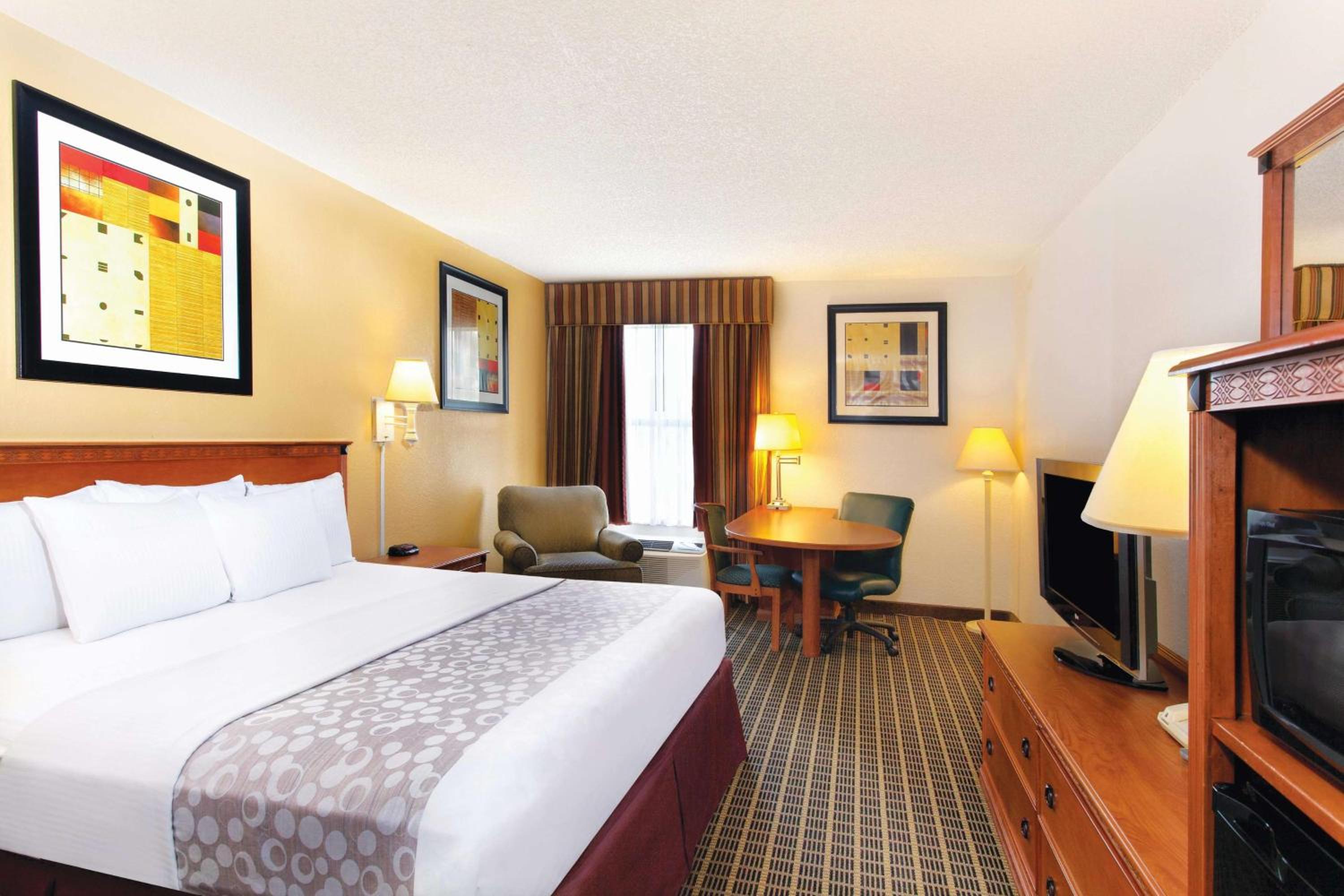 Deluxe King Room - (No Resort Fee)