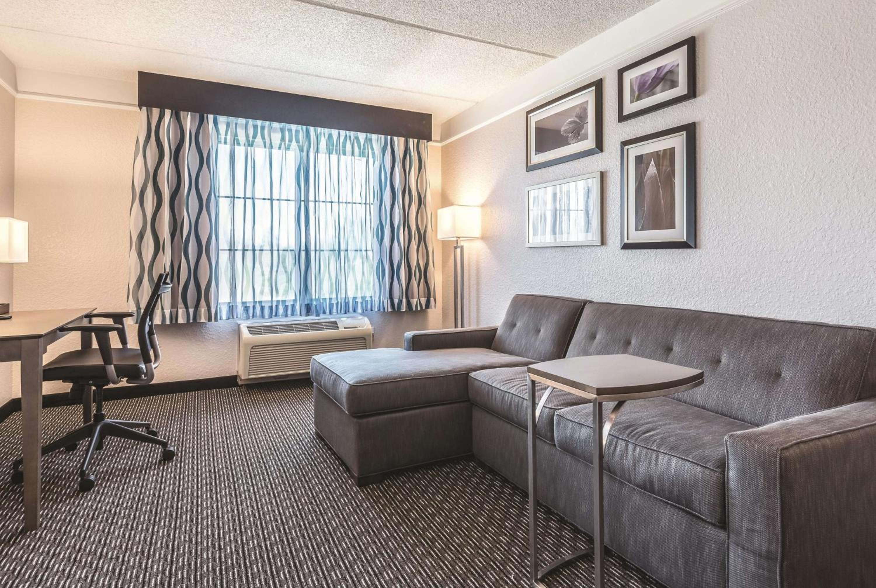 King Suite - Non-Smoking - Photo 4