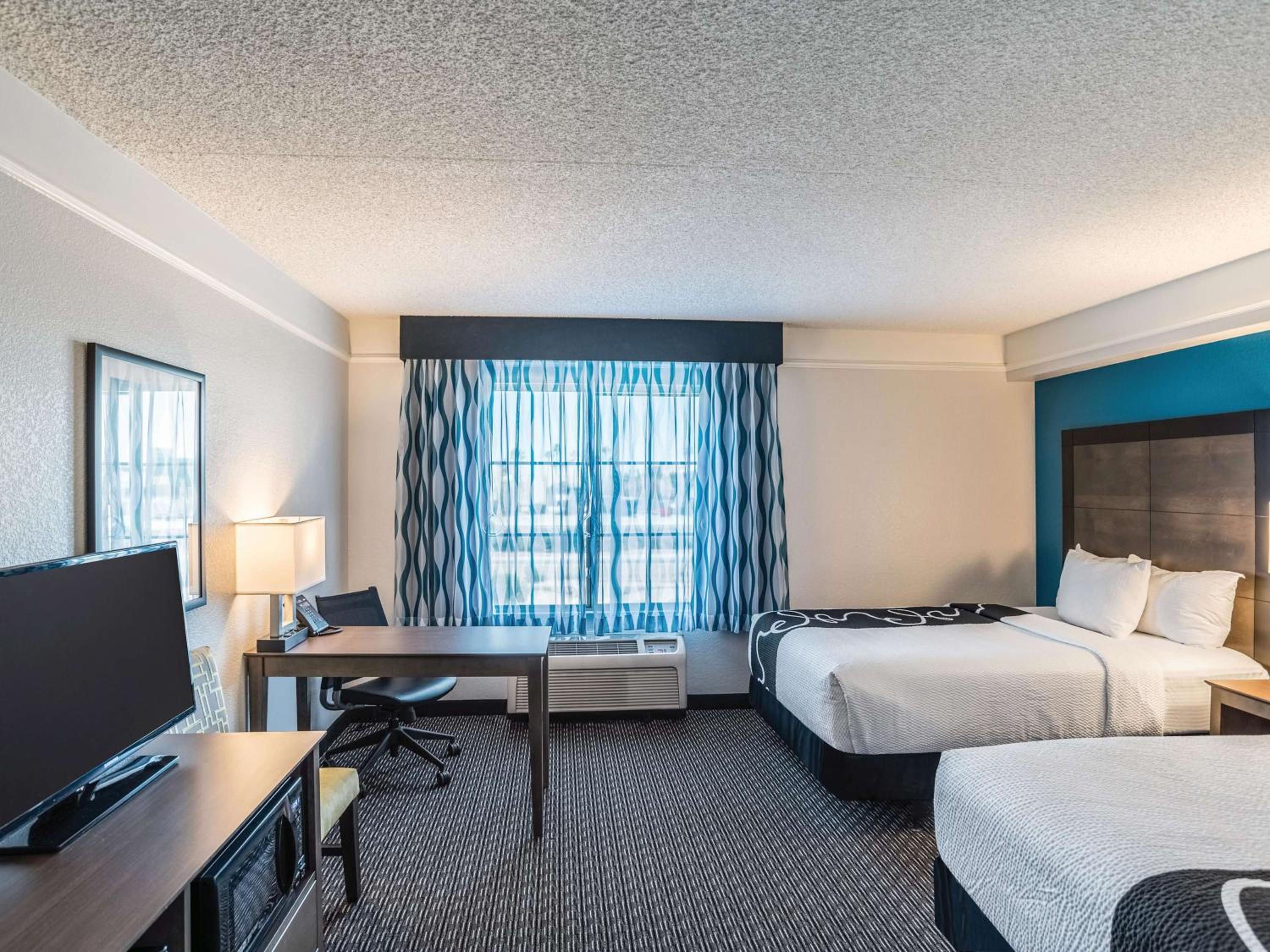 Double Room with Two Double Beds - Disability Access - Photo 4