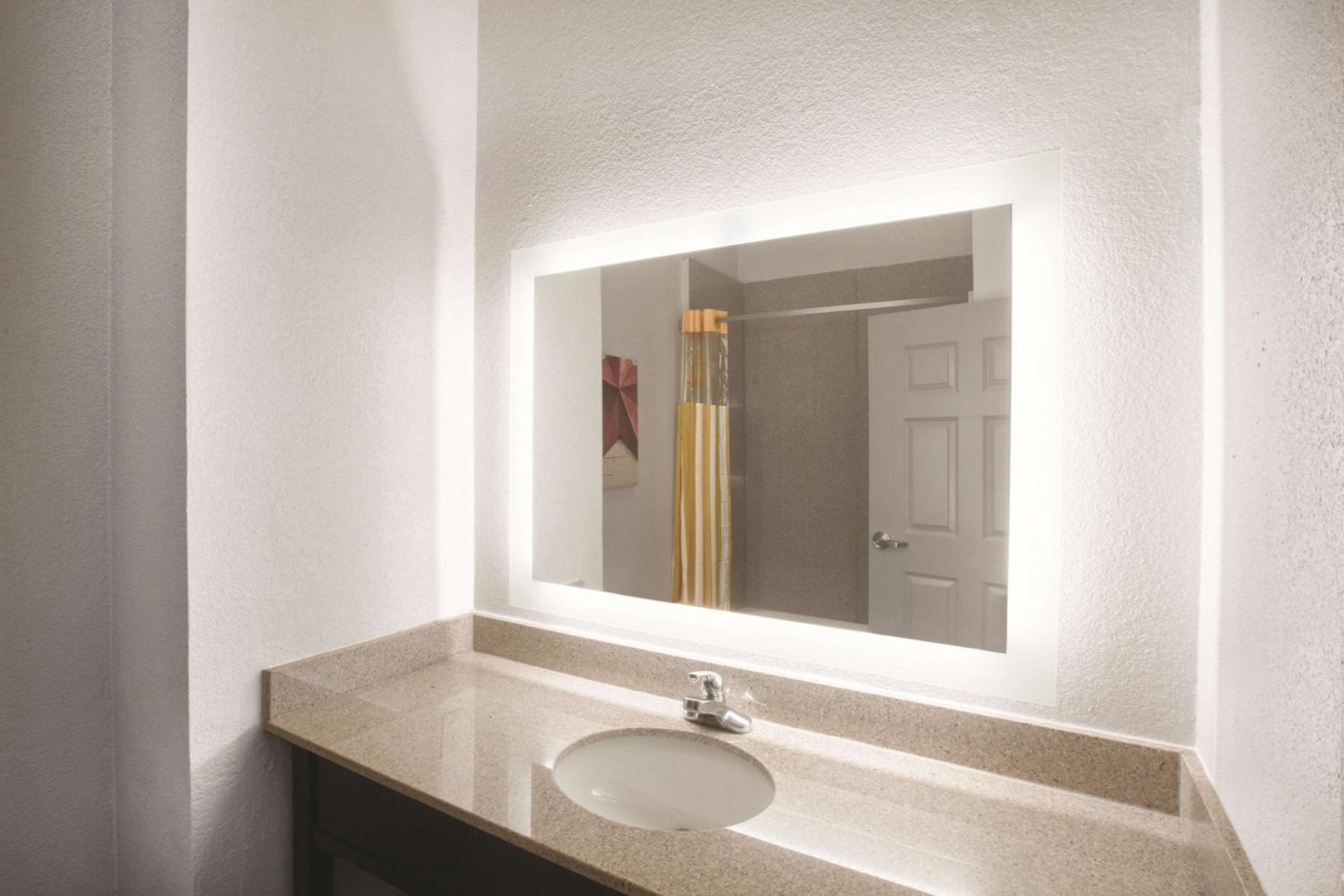 Deluxe King Room - Photo 2