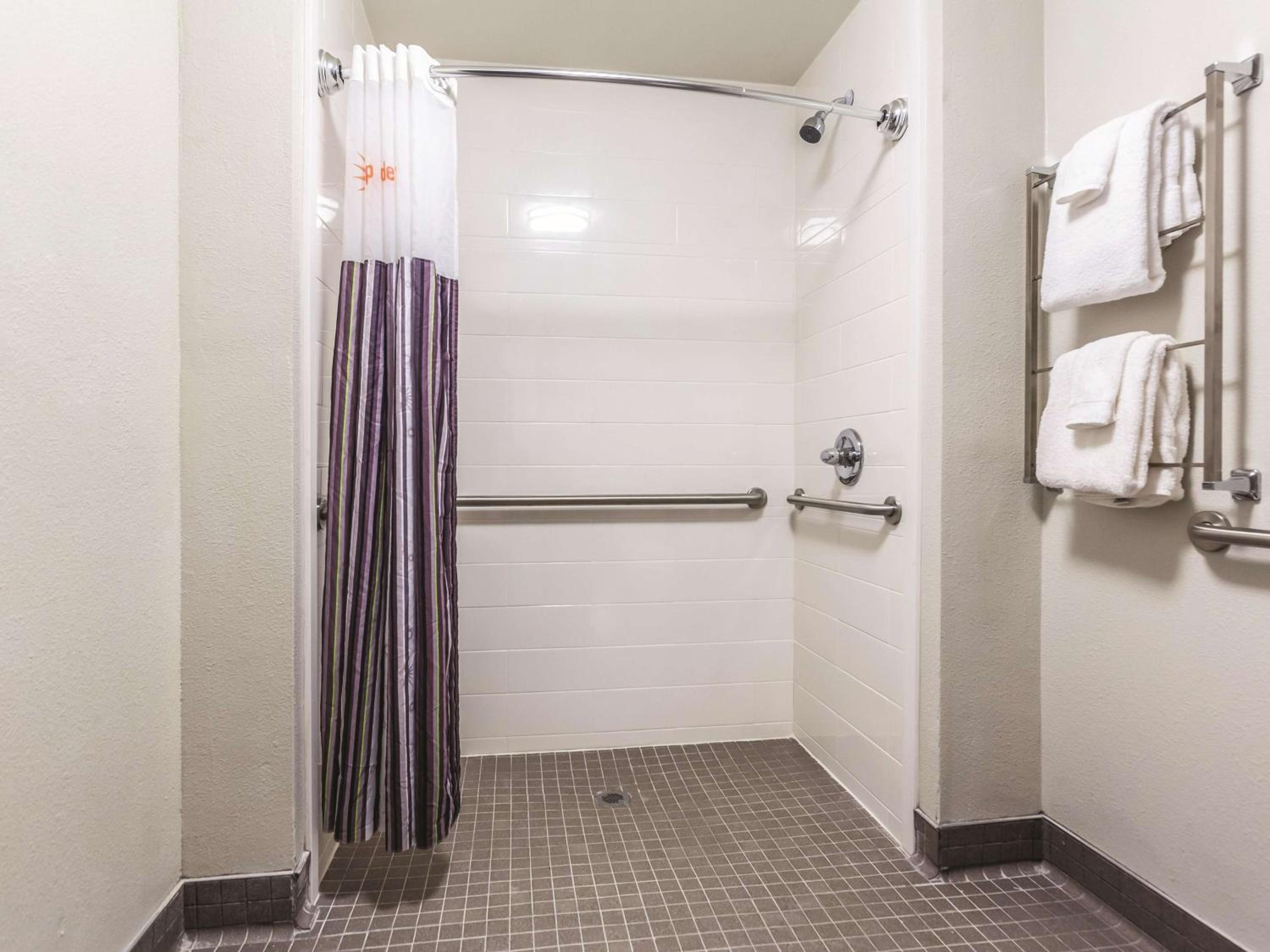 1 Full Bed, Mobility/Hearing Accessible Room, Bathtub w/ Grab Bars, Non-Smoking - Photo 3