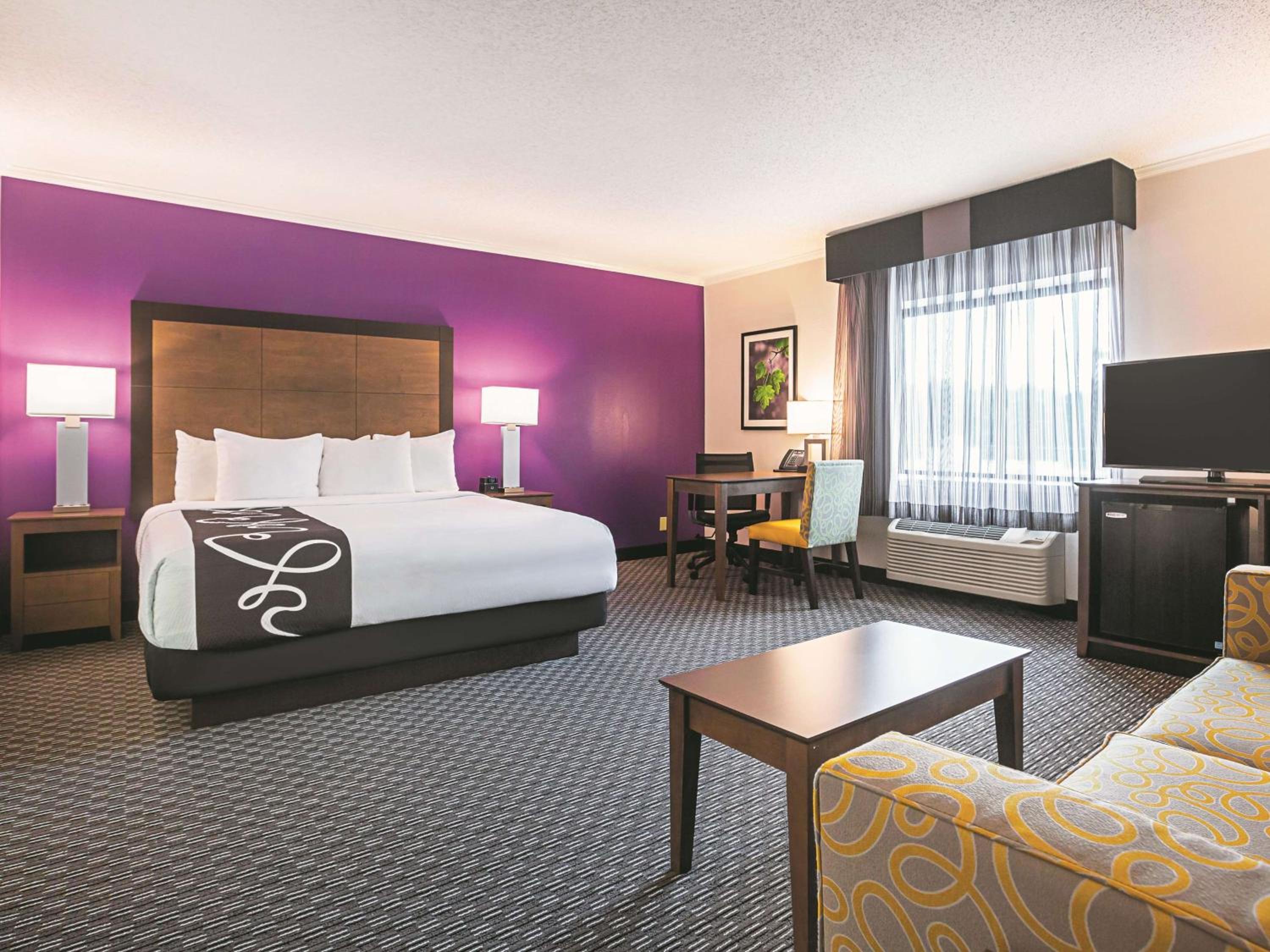 Deluxe King Room - Non-Smoking - Photo 4